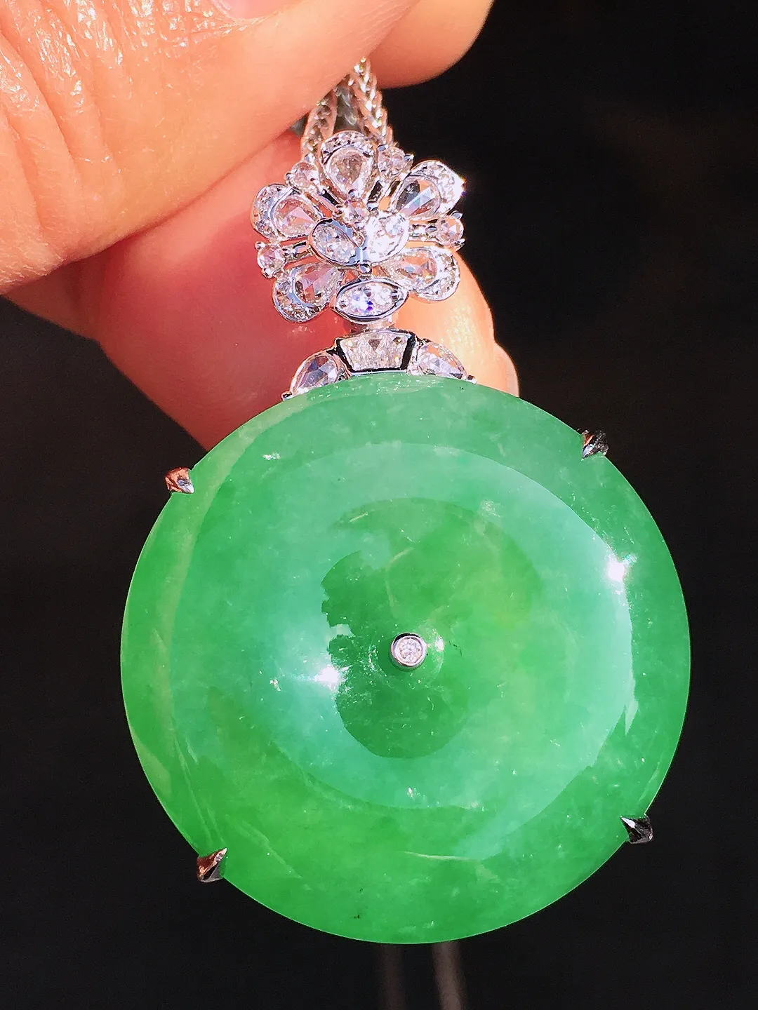 阳绿平安扣吊坠，色泽均匀艳丽，玉质细腻，荧光感超
强，饱满圆润，尽显优雅气质，18k
金豪华镶嵌