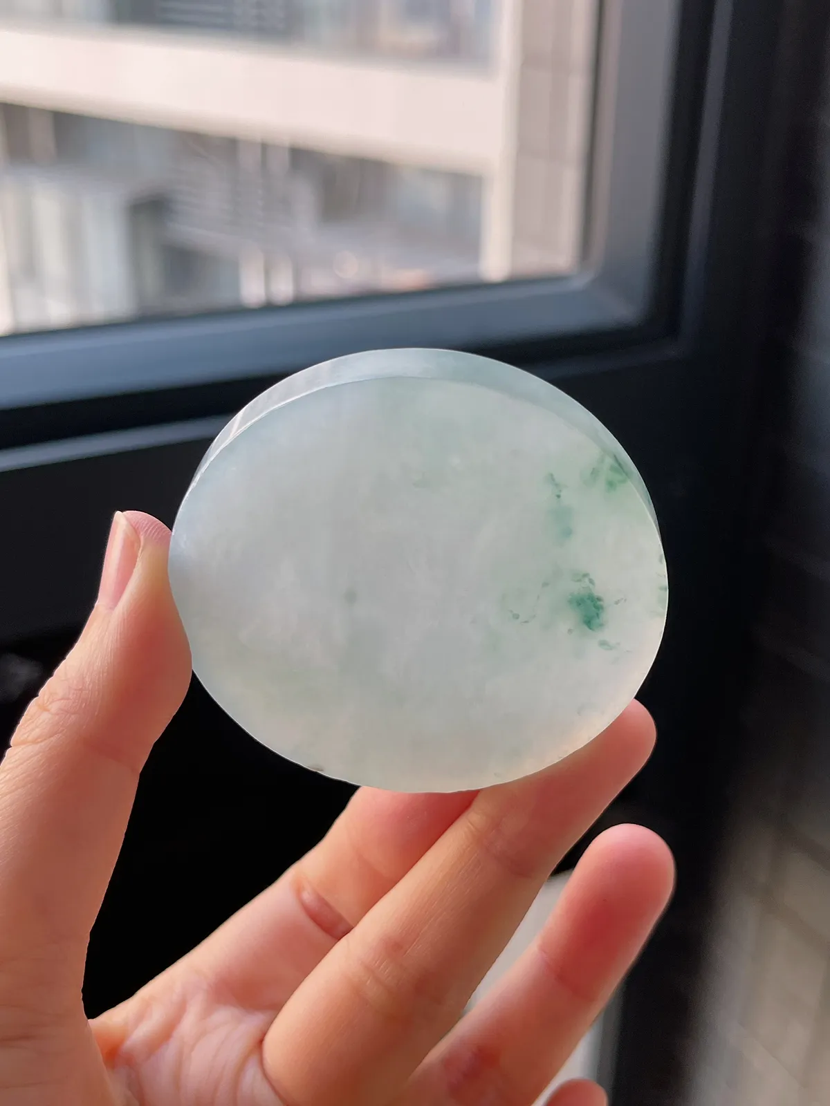 翡翠冰糯种淡绿色镯心