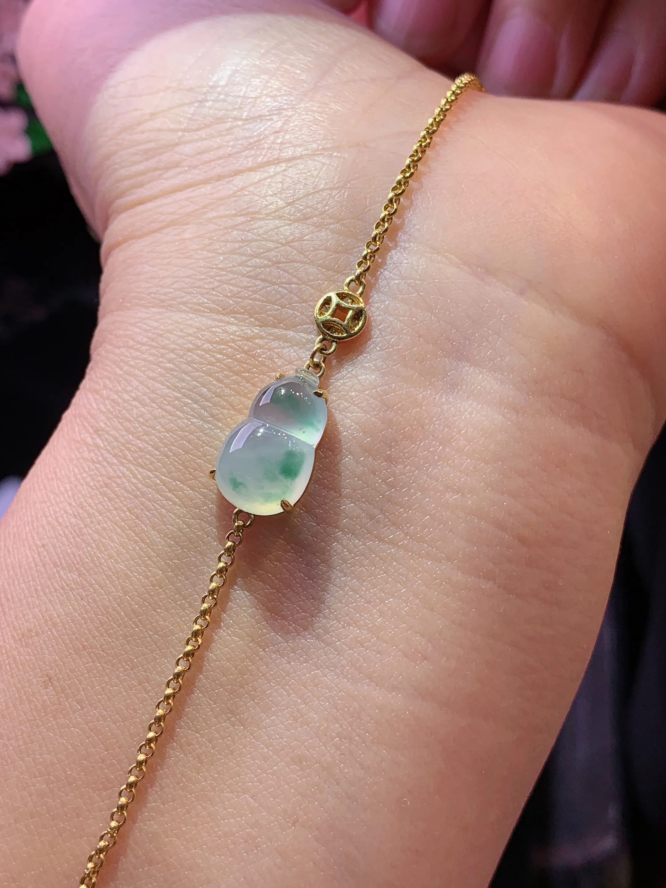 18k金镶嵌飘绿葫芦手链 玉质细腻 色泽清新艳丽 裸石尺寸13.3*8.2*5