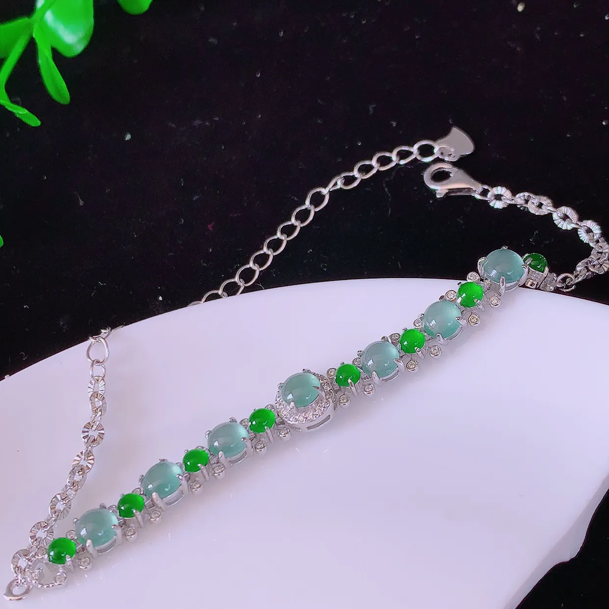 冰透满绿翡翠925银镶嵌手链，自然光实拍，翠色灵动，颜色漂亮，种老水足，品相佳，佩戴佳品！#97.2取一整体7*7*5.5裸石4.2*4.2