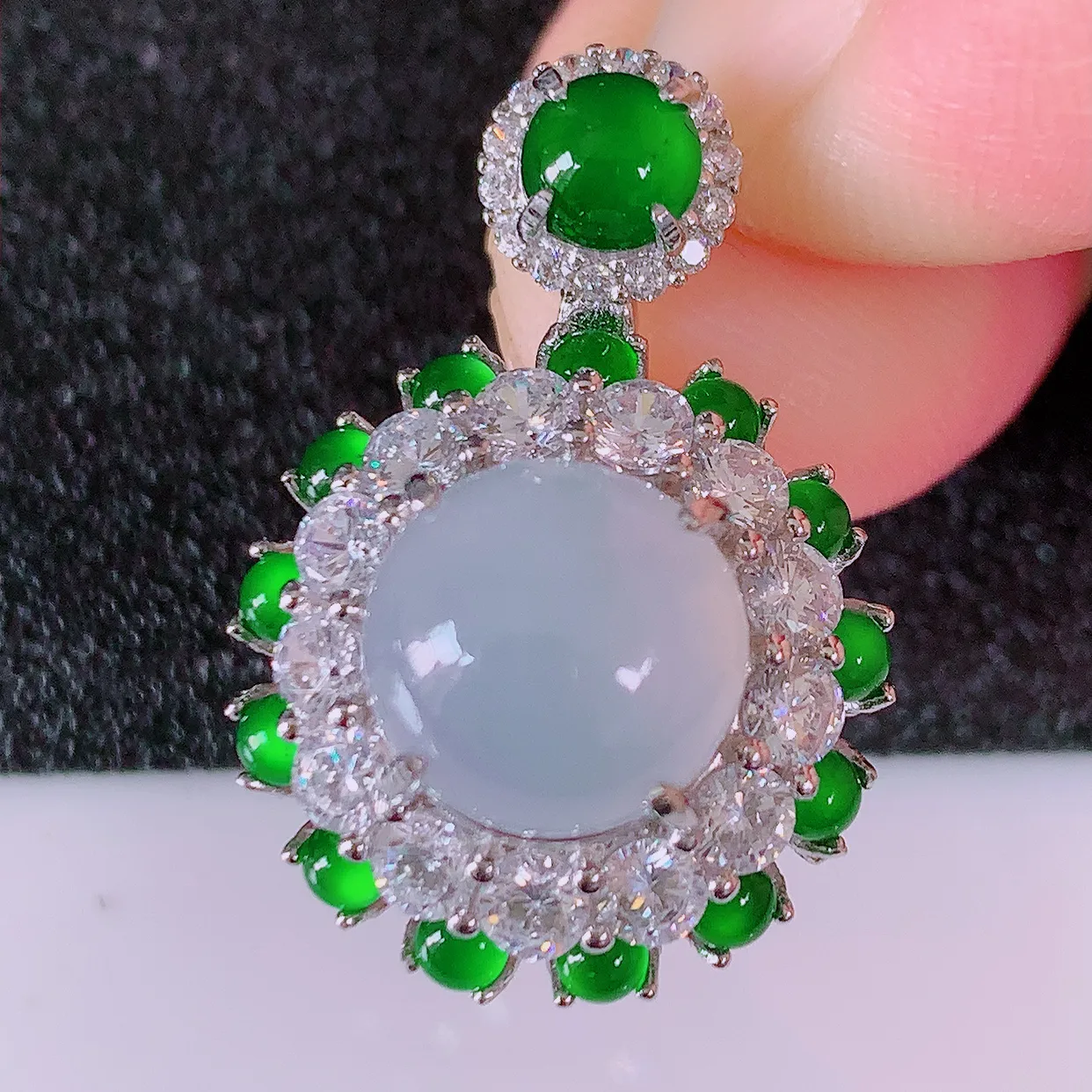 冰透满绿翡翠925银镶嵌吊坠，自然光实拍，翠色灵动，颜色漂亮，种老水足，品相佳，佩戴佳品！#97.4