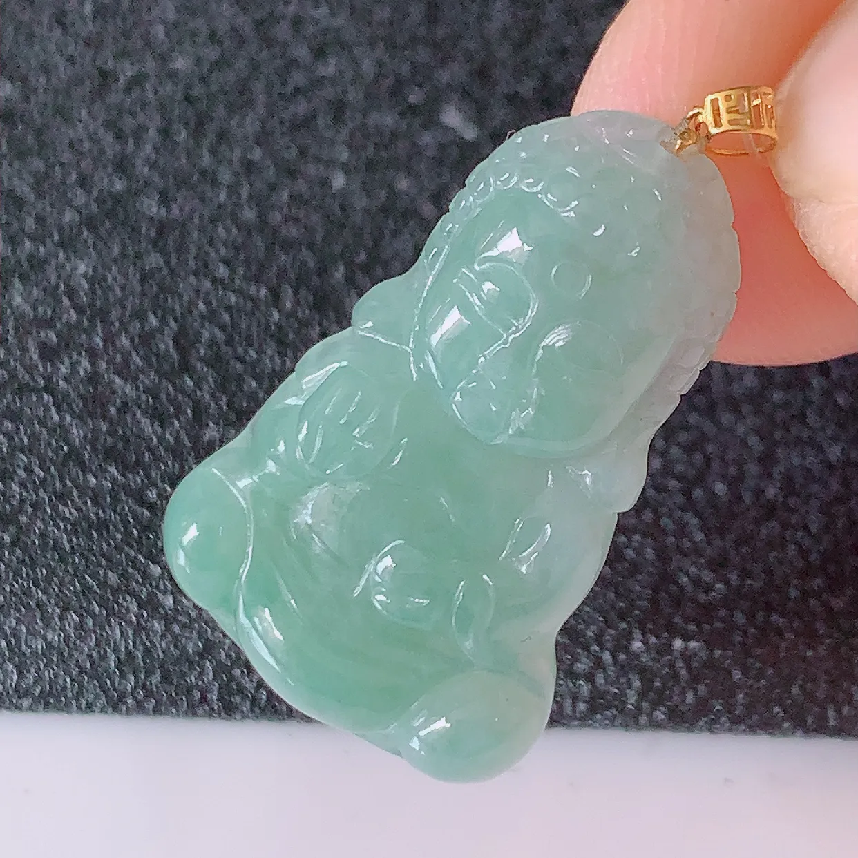 18K金镶嵌冰润淡绿翡翠保平安宝宝佛吊坠，一生平安，玉质莹润，佩戴佳品，#49.4