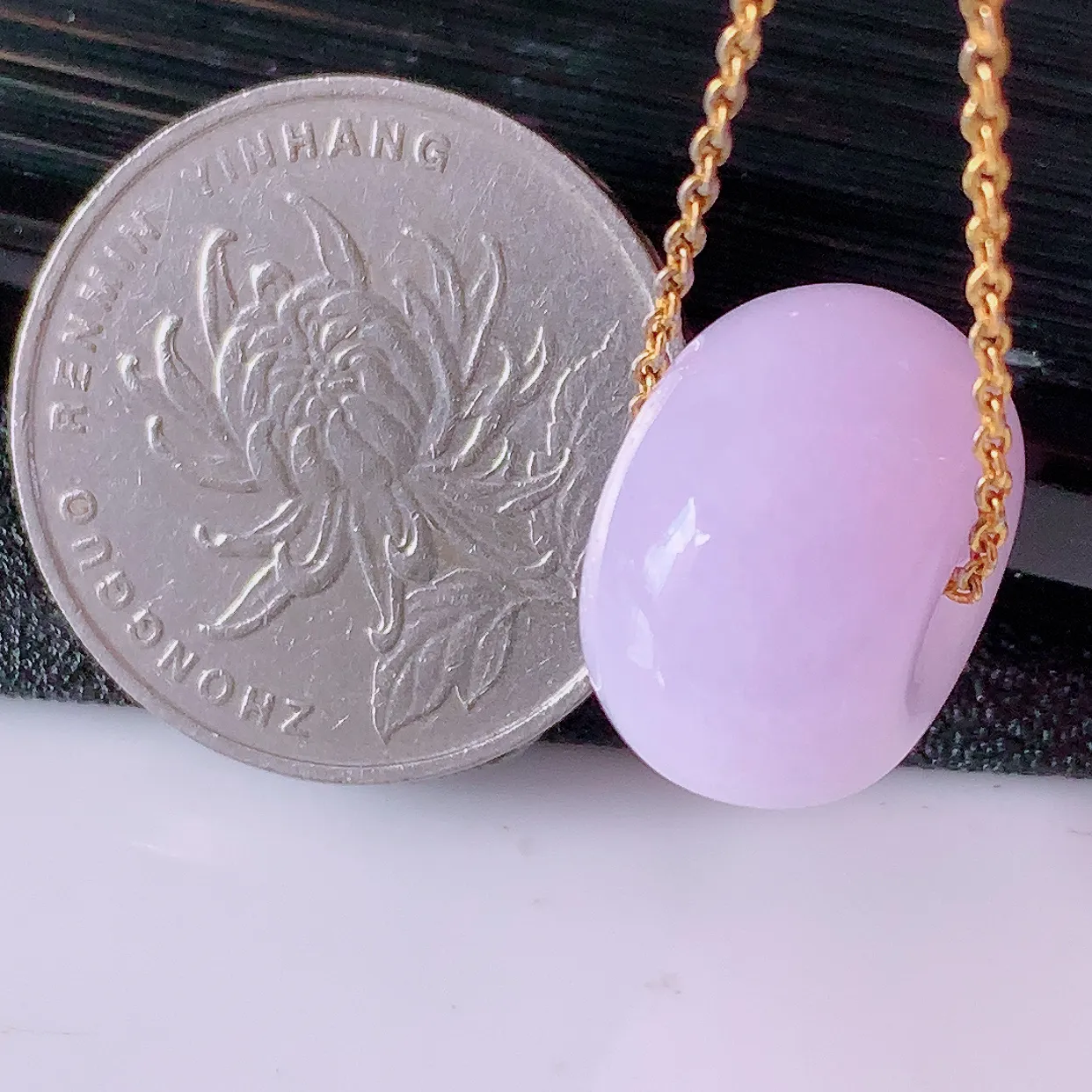 自然光实拍，冰润紫罗兰翡翠路路通吊坠，寓意时来运转、财源滚滚，款式新颖时尚，日常百搭的款！配图银链#57.4