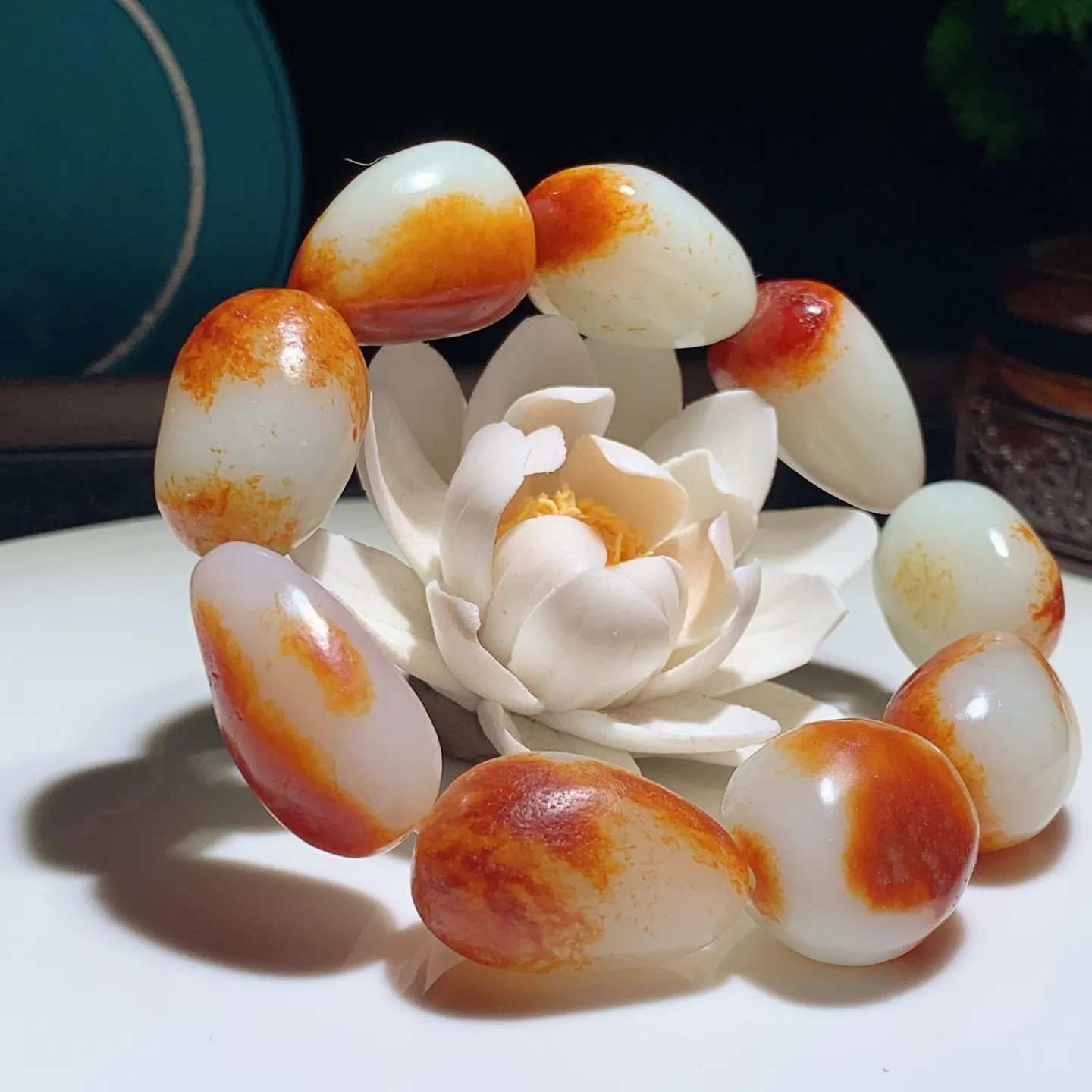 新疆和田玉油皮原石手串。单颗尺寸27/18/16重114.5克。玉质细腻油润。手推出油。佩戴高端典雅。lt250105