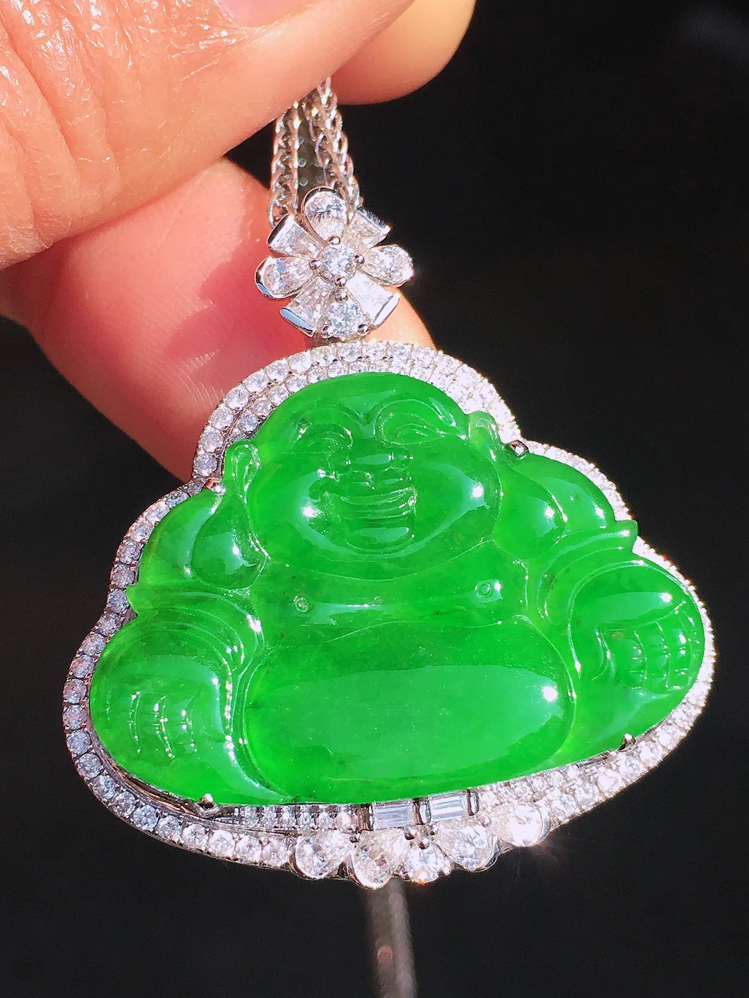 阳绿佛公吊坠，色泽均匀艳丽，玉质细腻，荧光感超
强，饱满圆润，尽显优雅气质，18k
金豪华镶嵌