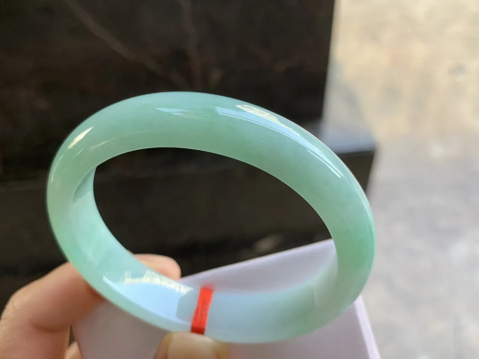 56-12.7-7.5mm
带底色贵妃手镯 底子细腻 颜色清新 正圈54可带