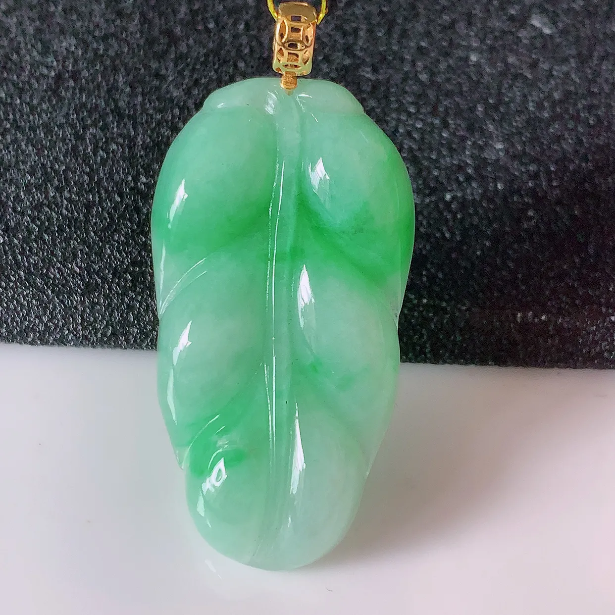自然光实拍，18K金镶嵌冰润飘绿翡翠事业有成叶子吊坠，莹润且起胶，叶子清秀优雅，佩戴大业有成！#35