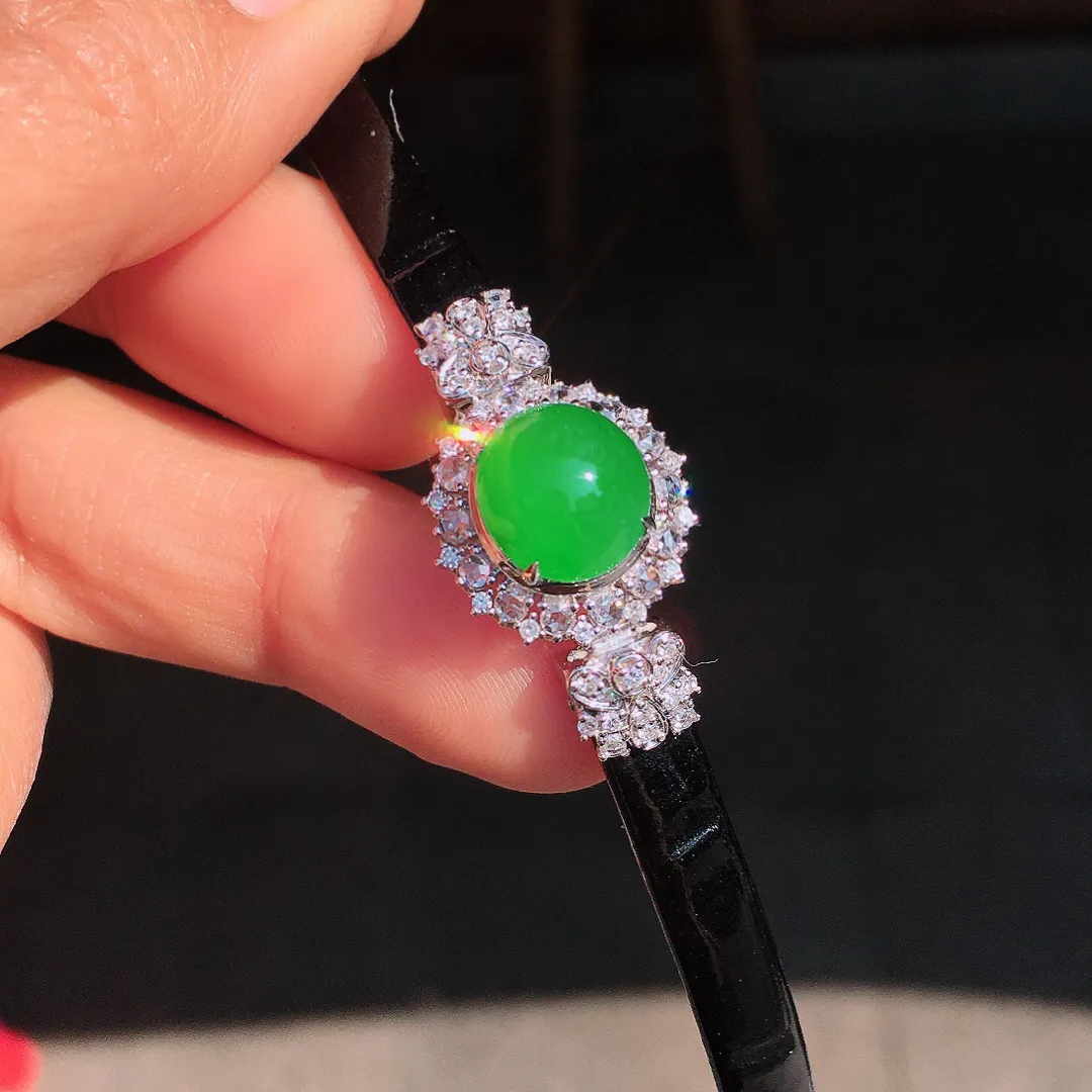 阳绿蛋面手表链，色泽均匀艳丽，玉质细腻，荧光感超
强，饱满圆润，尽显优雅气质，18k
金豪华镶嵌