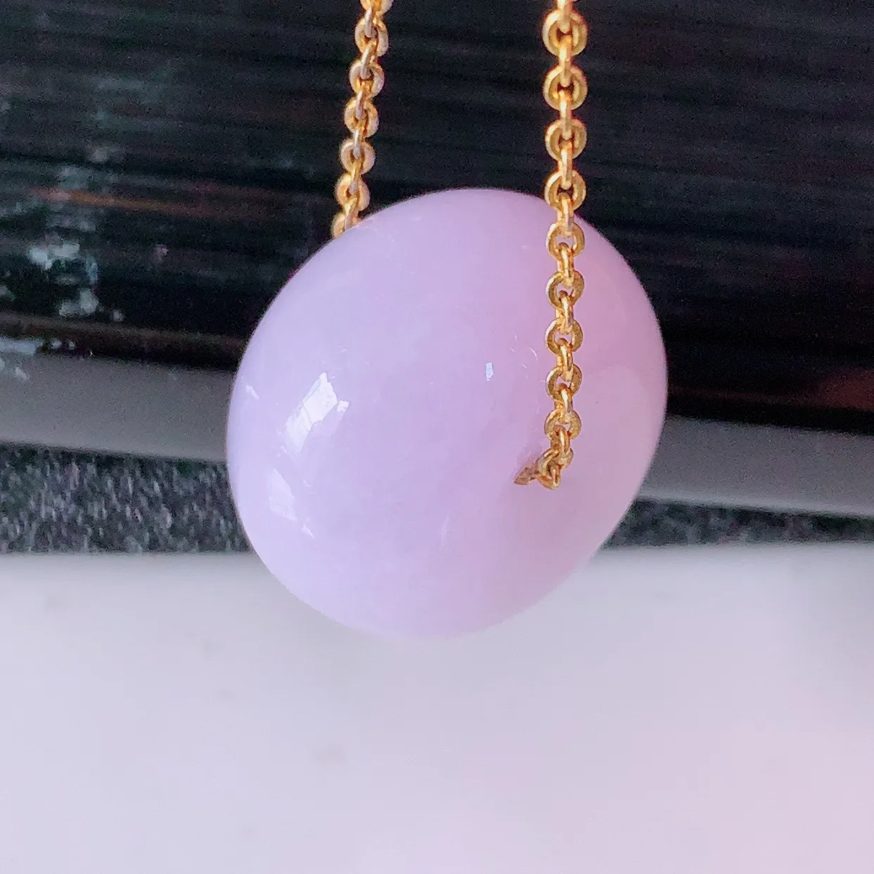 自然光实拍，冰润紫罗兰翡翠路路通吊坠，寓意时来运转、财源滚滚，款式新颖时尚，日常百搭的款！配图银链#57.4