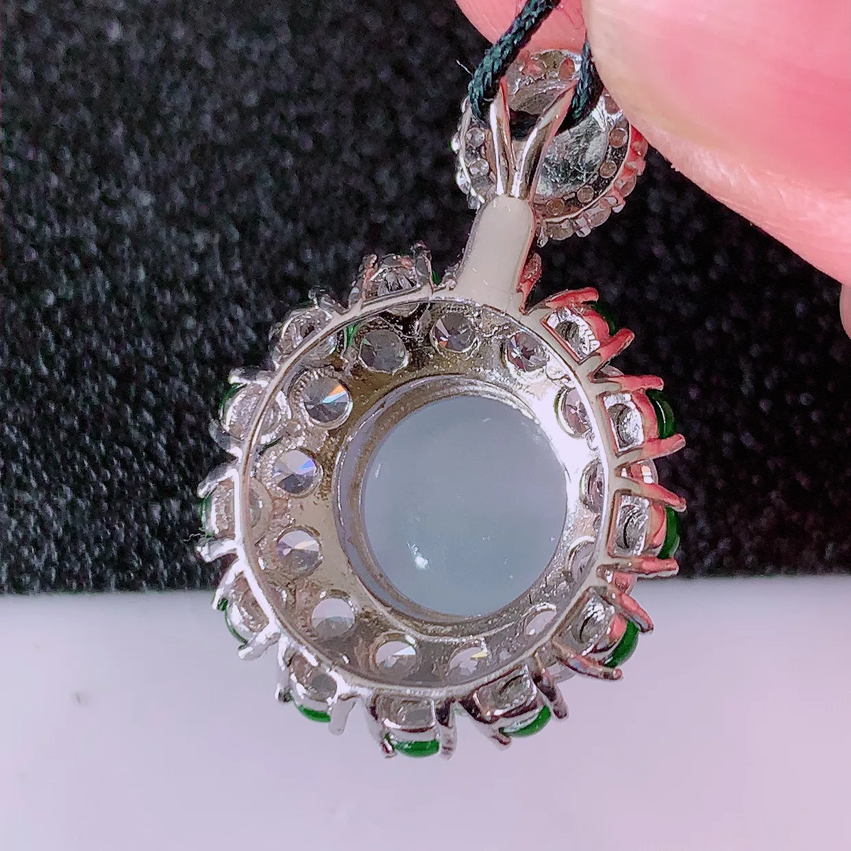 冰透满绿翡翠925银镶嵌吊坠，自然光实拍，翠色灵动，颜色漂亮，种老水足，品相佳，佩戴佳品！#97.4整体26.6-18-10.5裸石9.5*9.5