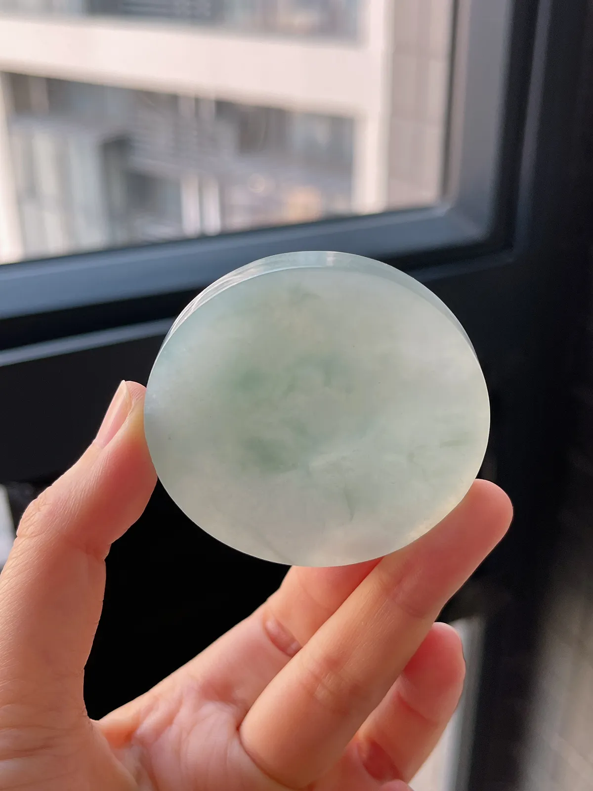 翡翠冰糯种淡绿色镯心