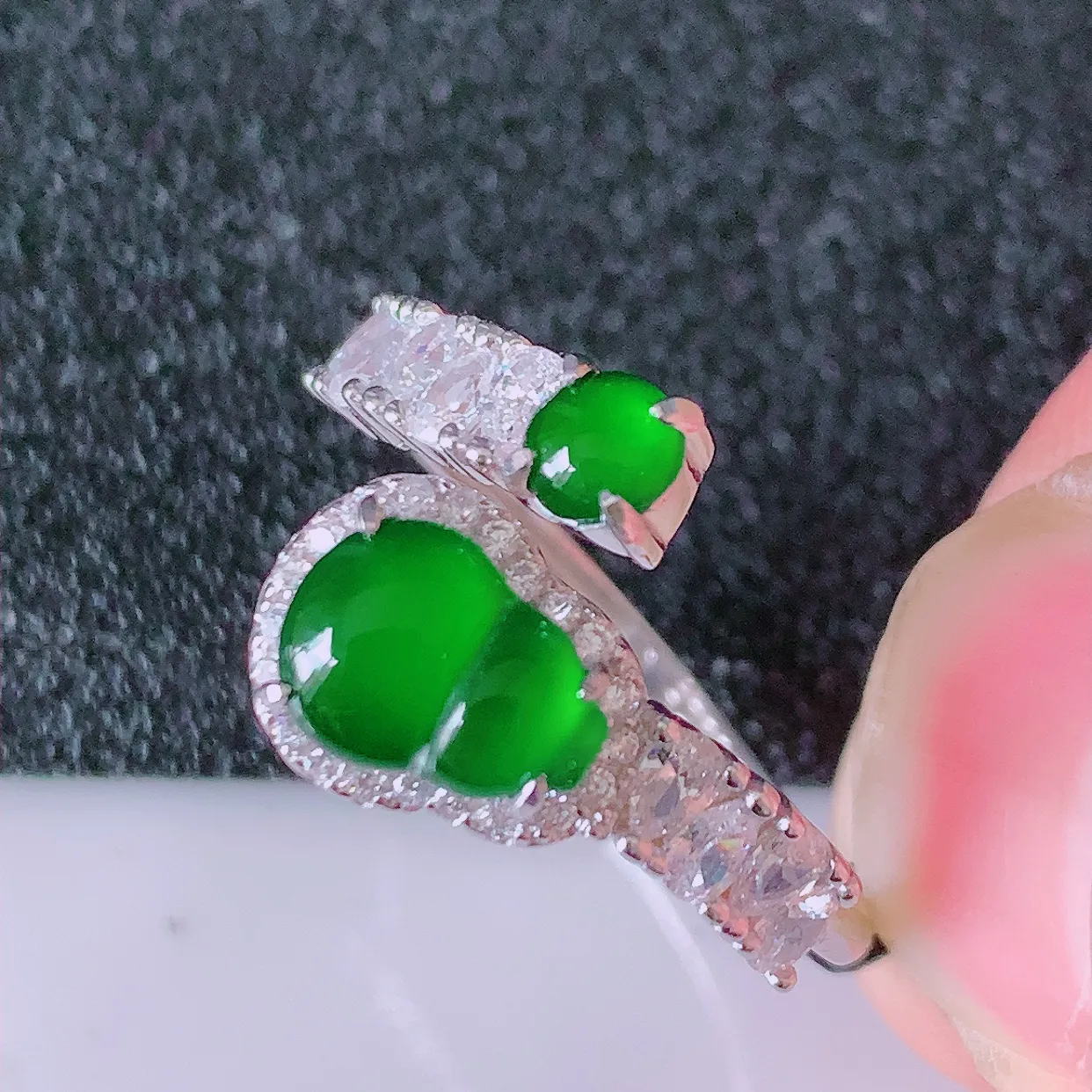 冰透满绿翡翠925银镶嵌戒指，自然光实拍，翠色灵动，颜色漂亮，种老水足，品相佳，佩戴佳品！#97.4（圈口可调大小）整体24*18.5*5.2裸石7.6/6