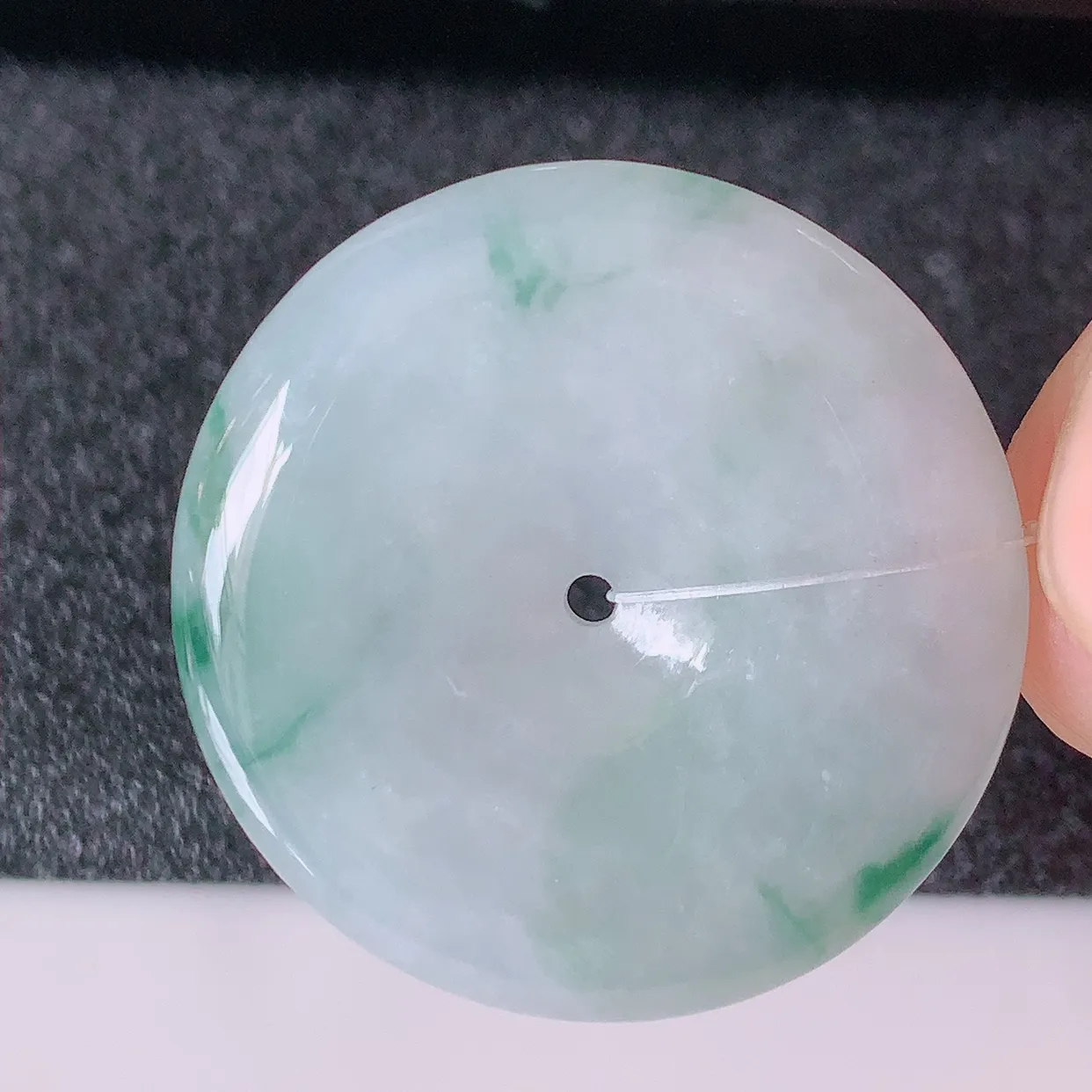 自然光实拍，冰润飘花翡翠平安扣吊坠，冰透，灵动飘逸，寓意平平安安，平安扣佩戴端庄漂亮！#49.4