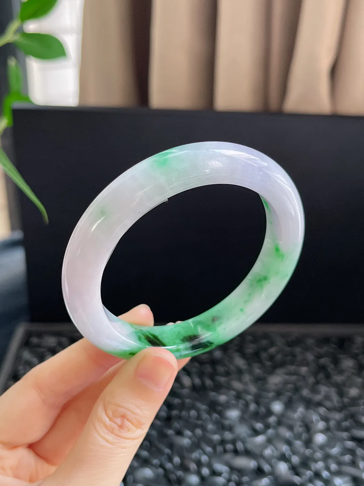 正圈56.8圈口，翡翠糯化种飘绿手镯