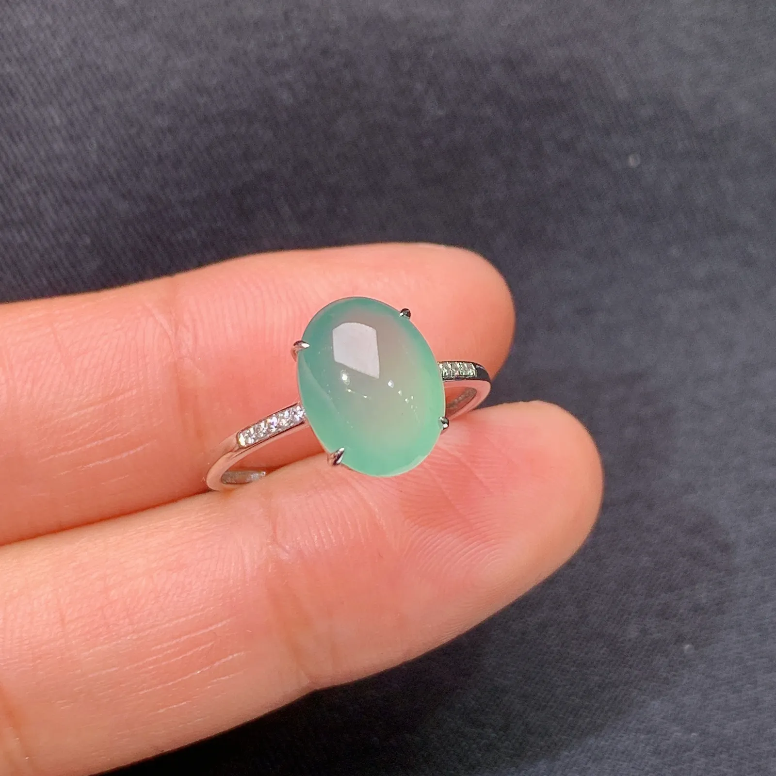 冰晴底蛋面戒指，18k金镶嵌，简约时尚，冰润细腻，种水足，By1 尺寸10.3*7.9*3.3 圈