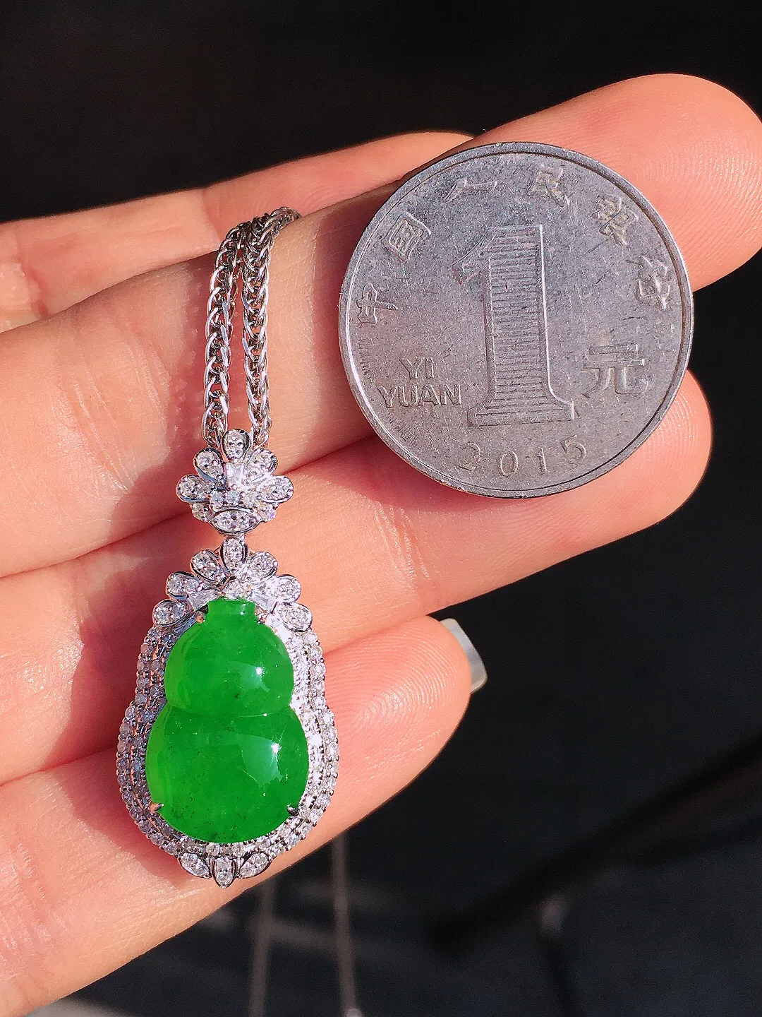 阳绿葫芦吊坠，色泽均匀艳丽，玉质细腻，荧光感超
强，饱满圆润，尽显优雅气质，18k
金豪华镶嵌