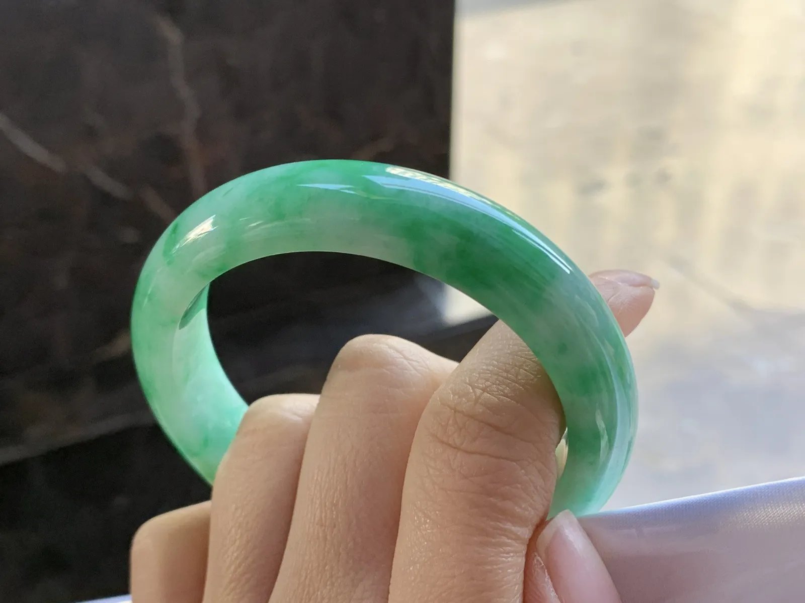 54-13-8.3

带色手镯^_^颜色好看 玉质温润