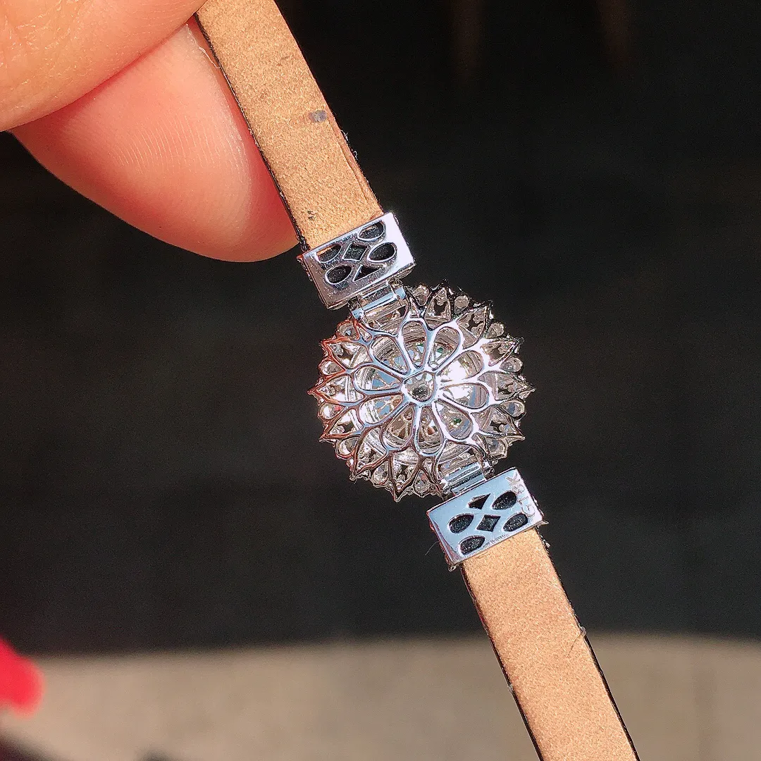 阳绿蛋面手表链，色泽均匀艳丽，玉质细腻，荧光感超
强，饱满圆润，尽显优雅气质，18k
金豪华镶嵌