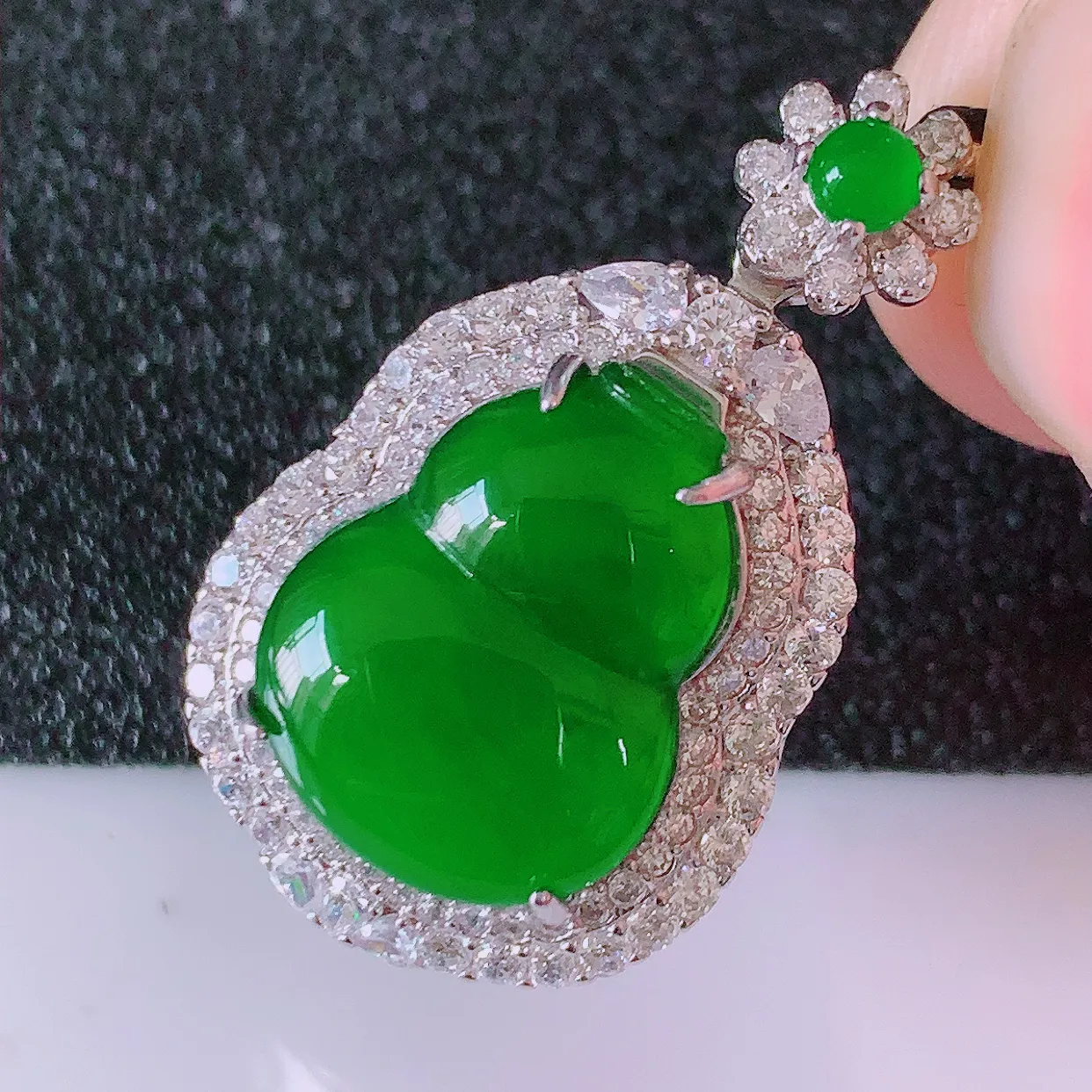 冰透满绿翡翠925银镶嵌葫芦吊坠，自然光实拍，翠色灵动，颜色漂亮，种老水足，品相佳，佩戴佳品！#97.4整体28*16.6*11裸石15*11.5