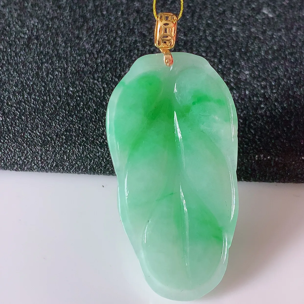 自然光实拍，18K金镶嵌冰润飘绿翡翠事业有成叶子吊坠，莹润且起胶，叶子清秀优雅，佩戴大业有成！#35.4