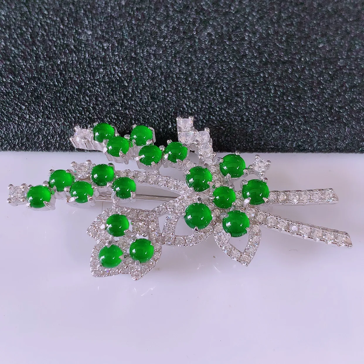 冰透满绿翡翠925银镶嵌胸针，自然光实拍，翠色灵动，颜色漂亮，种老水足，品相佳，佩戴佳品！#97.4整体45.8*22*8.8裸石2.8*2.8