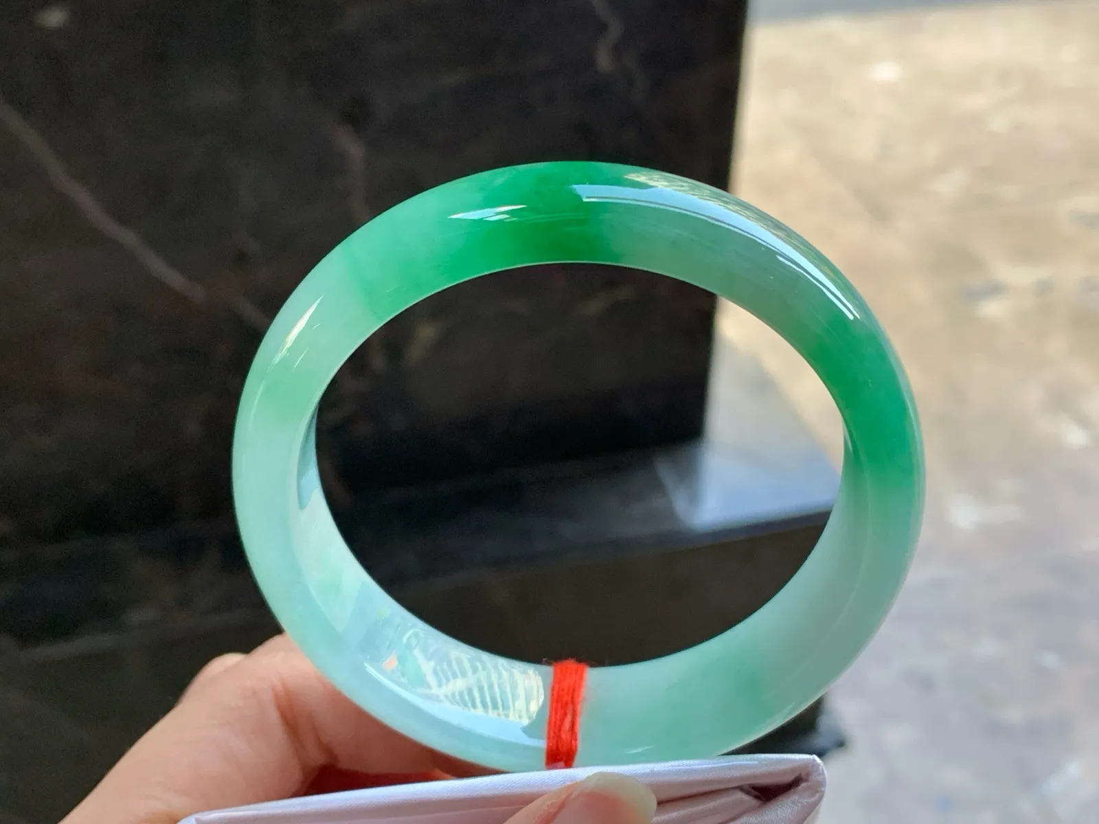 63-17-8.5

辣绿色大圈手镯^_^颜色鲜艳 宽版