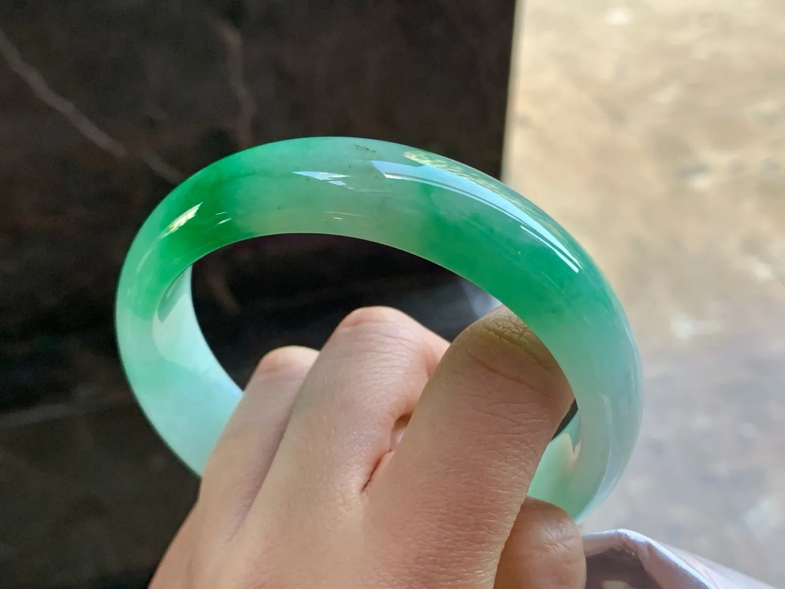 63-17-8.5

辣绿色大圈手镯^_^颜色鲜艳 宽版