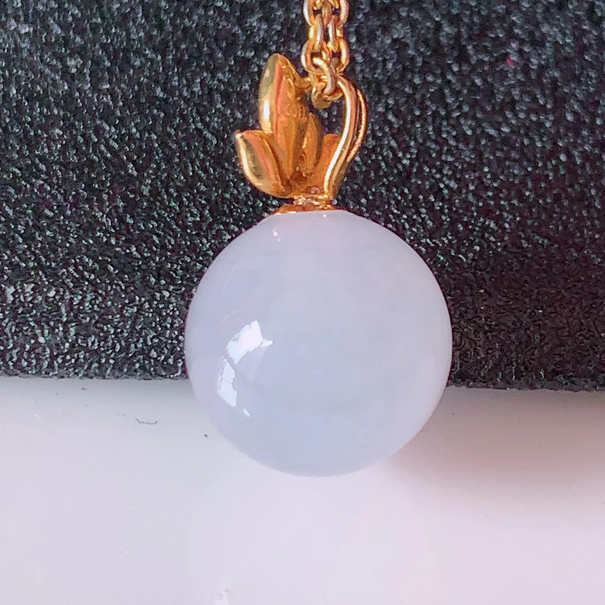 18K金镶嵌冰种翡翠转运珠吊坠，寓意“时来运转，财源滚滚” 寓意佳，荧光灼灼，转运珠佩戴时尚优雅！#1.4