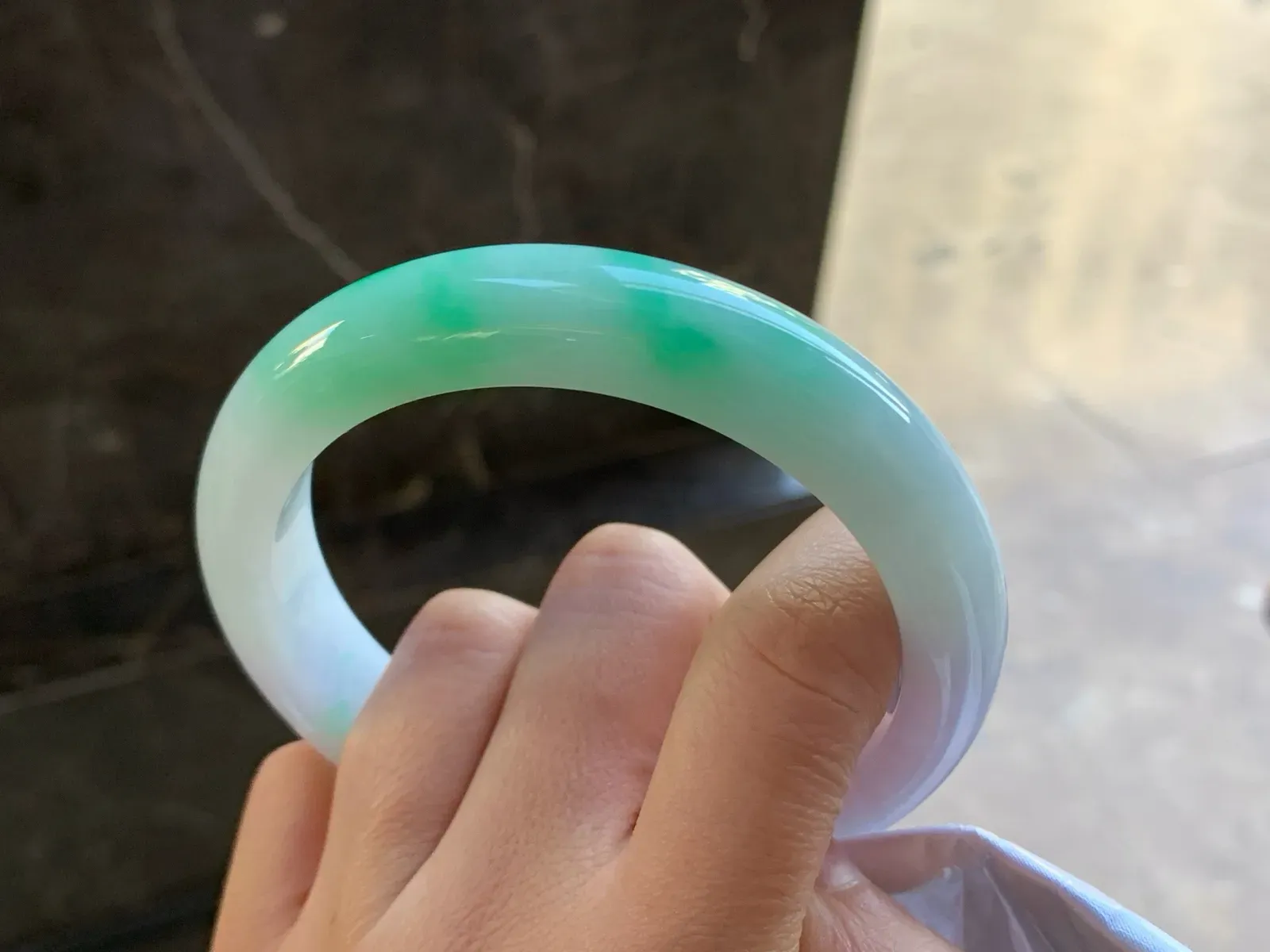 61.5-13.3-9.3

带色大圈手镯^_^色阳 玉质温润