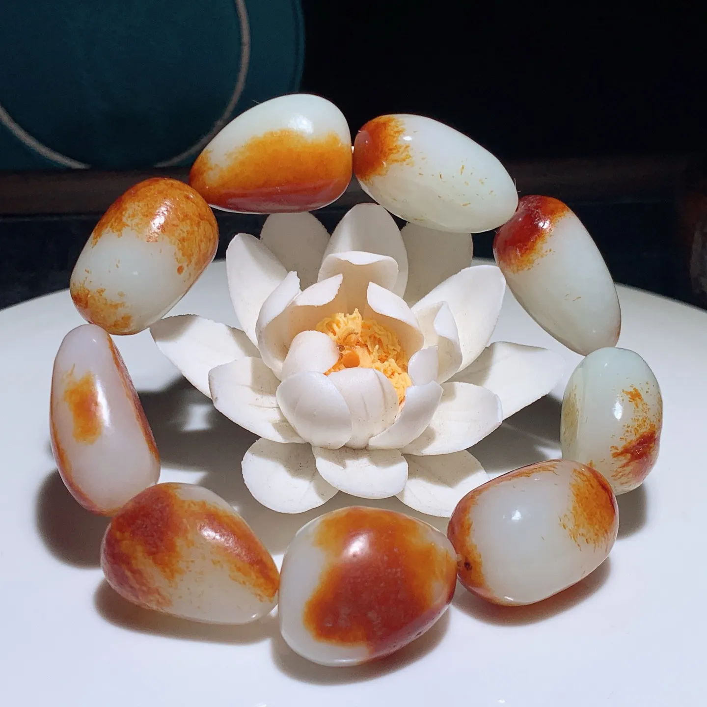 新疆和田玉油皮原石手串。单颗尺寸27/18/16重114.5克。玉质细腻油润。手推出油。佩戴高端典雅。lt250105