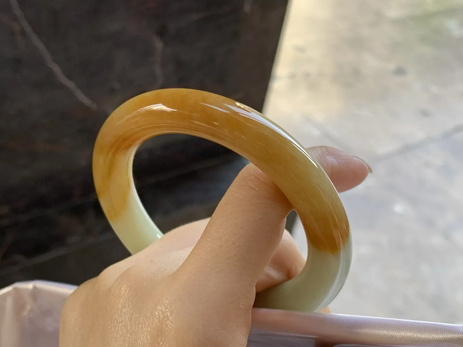 黄翡圆条手镯
尺寸：57-11.1mm
底子细腻干净～颜色漂亮