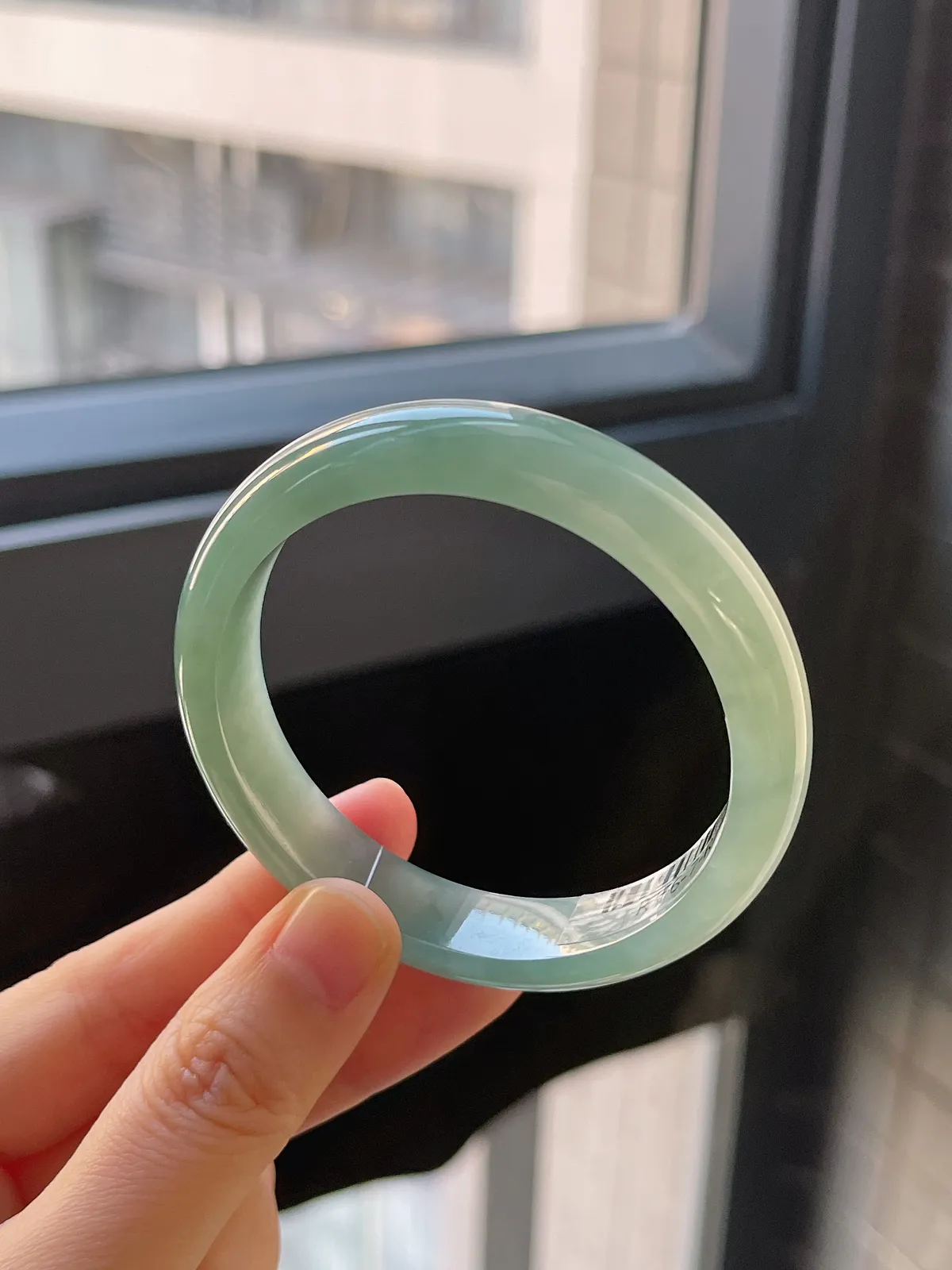 正圈53.7圈口，翡翠糯化种淡绿色手镯