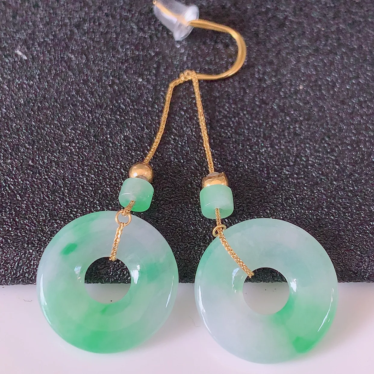 18k金镶嵌冰飘绿翡翠平安扣耳坠，沁人心脾，耳坠佩戴效果大气出众，尽显气质。种水好，胶感足，颜相当漂亮，高性价比，值得入手品鉴！#41.4整体50裸石15.5*2.6