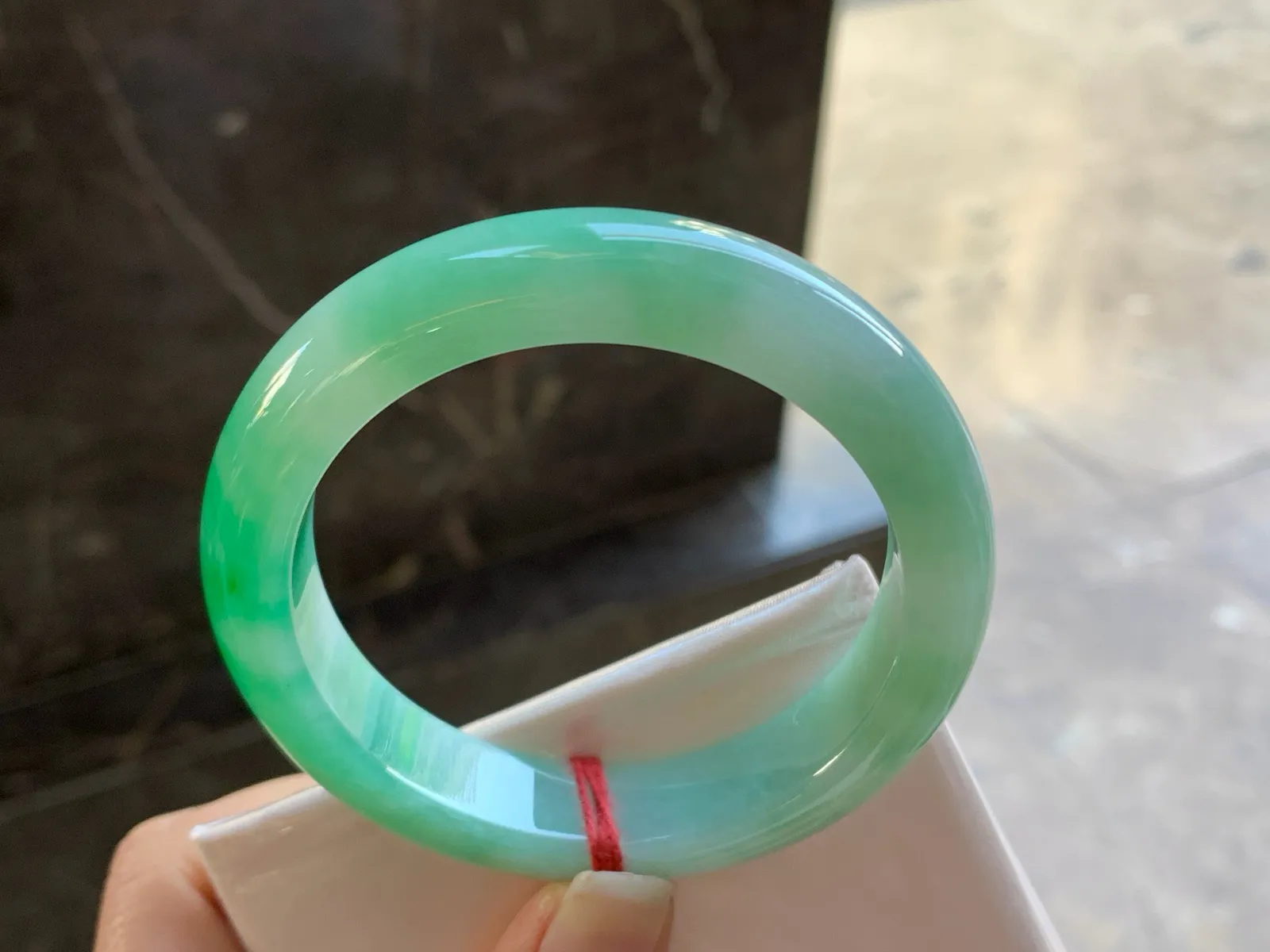 55-12.9-8.9

阳绿色手镯^_^玉质温润 细腻