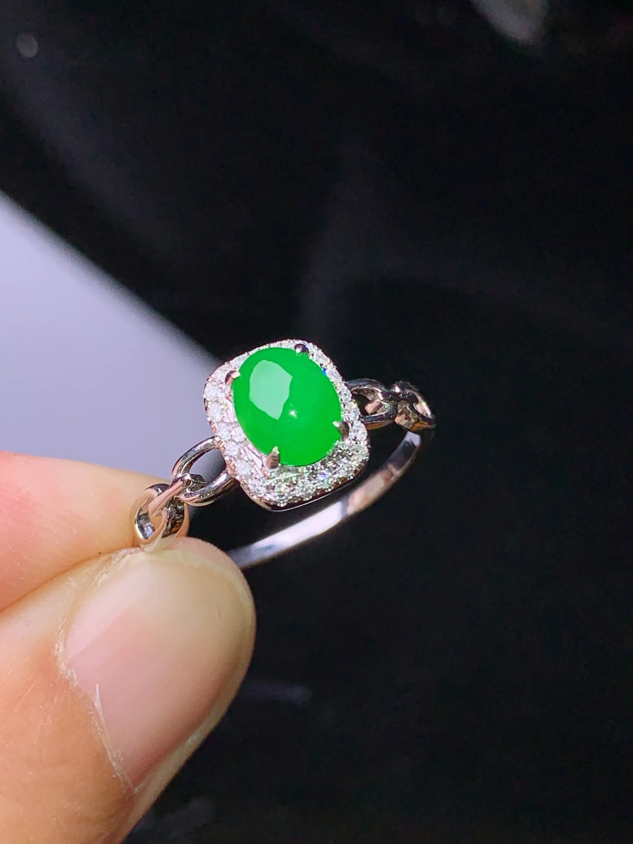 18k金钻镶嵌翠绿蛋面戒指 玉质细腻 色泽清新艳丽 圈口12.5 整体尺寸8.6*7.3*5.3