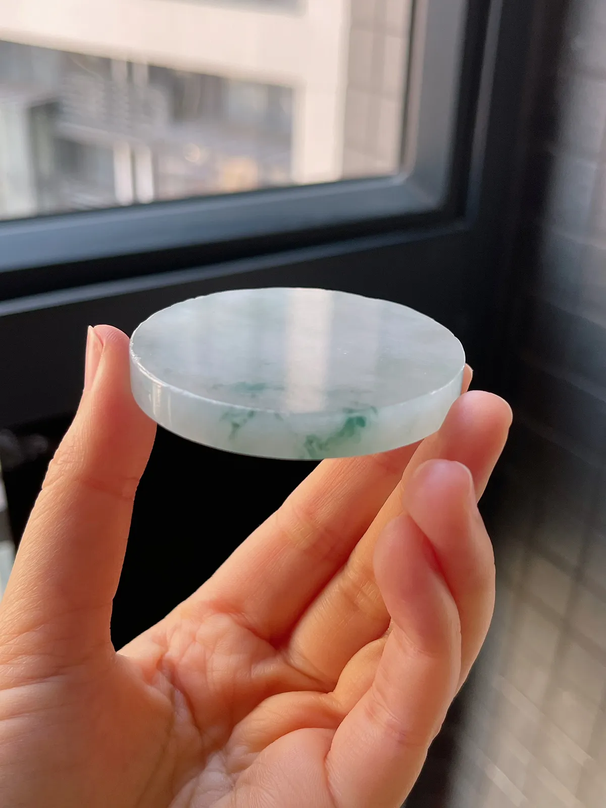 翡翠冰糯种淡绿色镯心