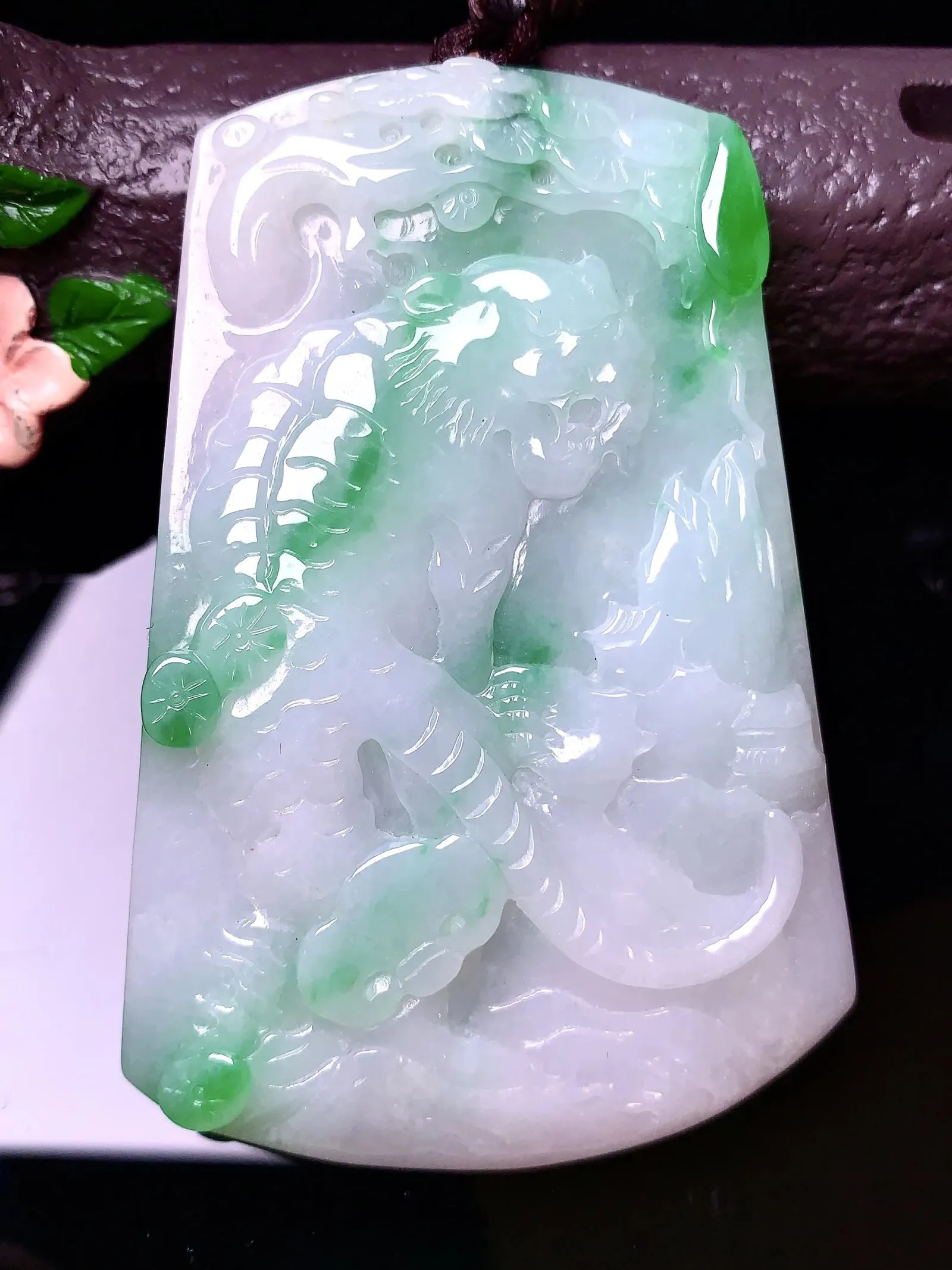飘绿佛生肖虎吊坠 玉质细腻 色泽清新艳丽 整体尺寸70*47*6.2