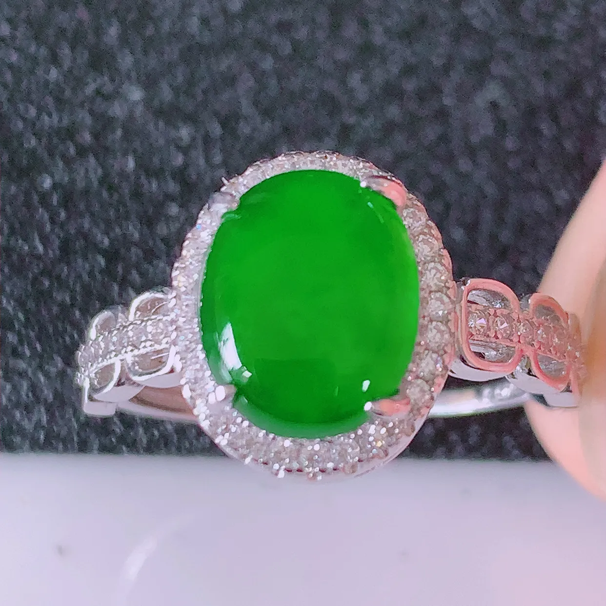 冰透满绿翡翠925银镶嵌戒指，自然光实拍，翠色灵动，颜色漂亮，种老水足，品相佳，佩戴佳品！#97.4