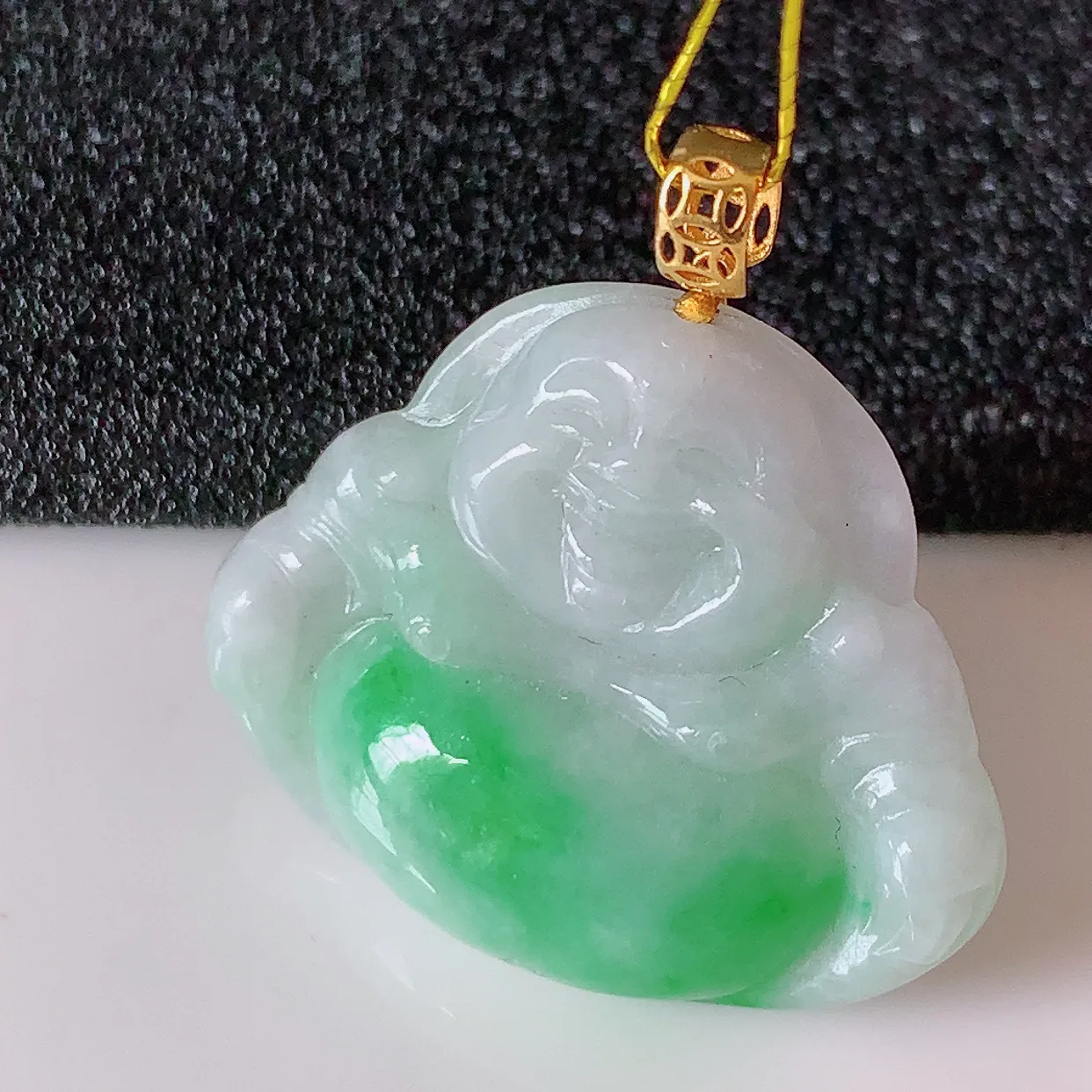 18K金镶嵌冰润飘绿翡翠佛公吊坠，玉笑佛，饱满，开脸喜庆，品佳品，配戴优雅迷人！#35.4