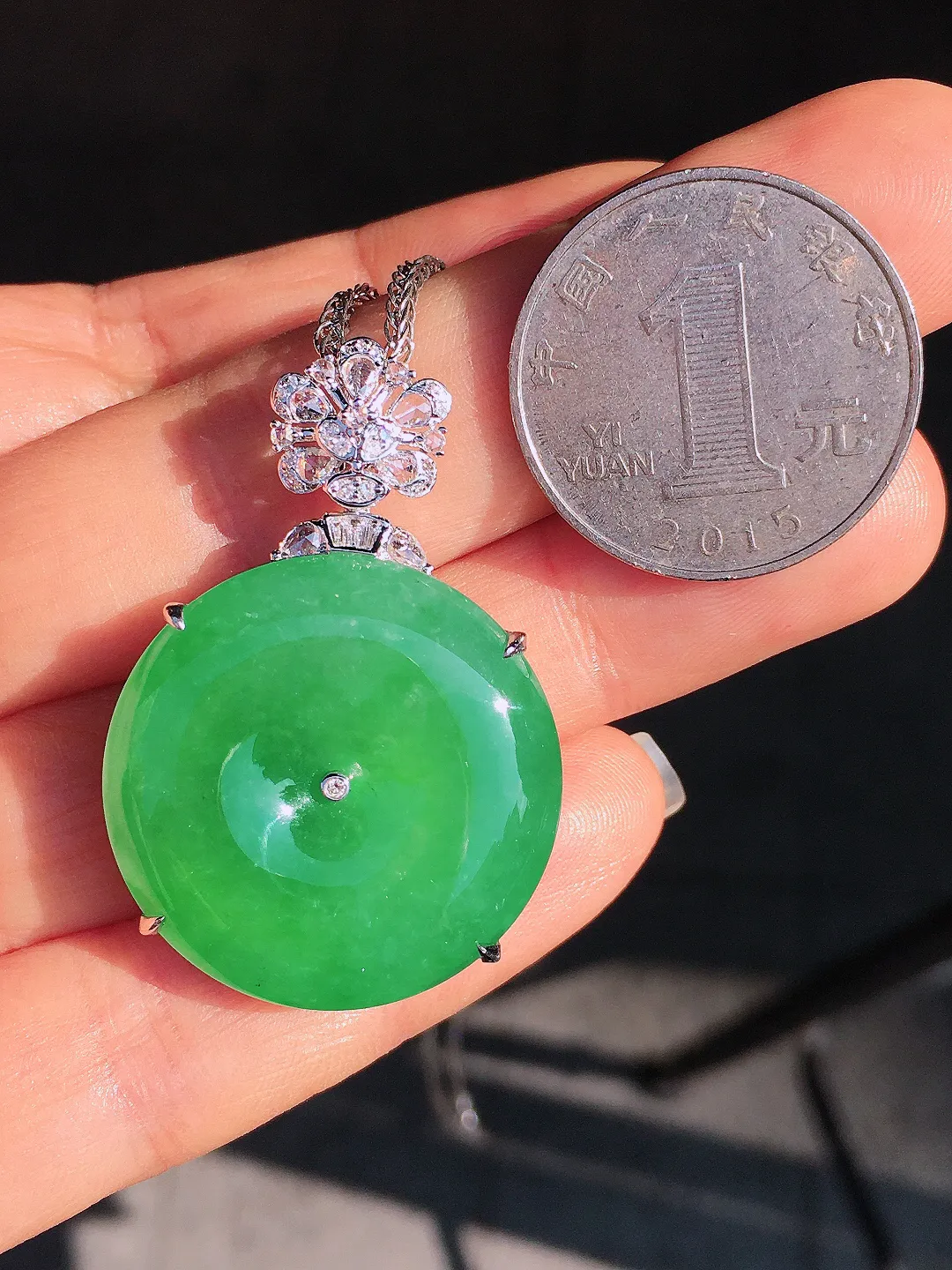 阳绿平安扣吊坠，色泽均匀艳丽，玉质细腻，荧光感超
强，饱满圆润，尽显优雅气质，18k
金豪华镶嵌