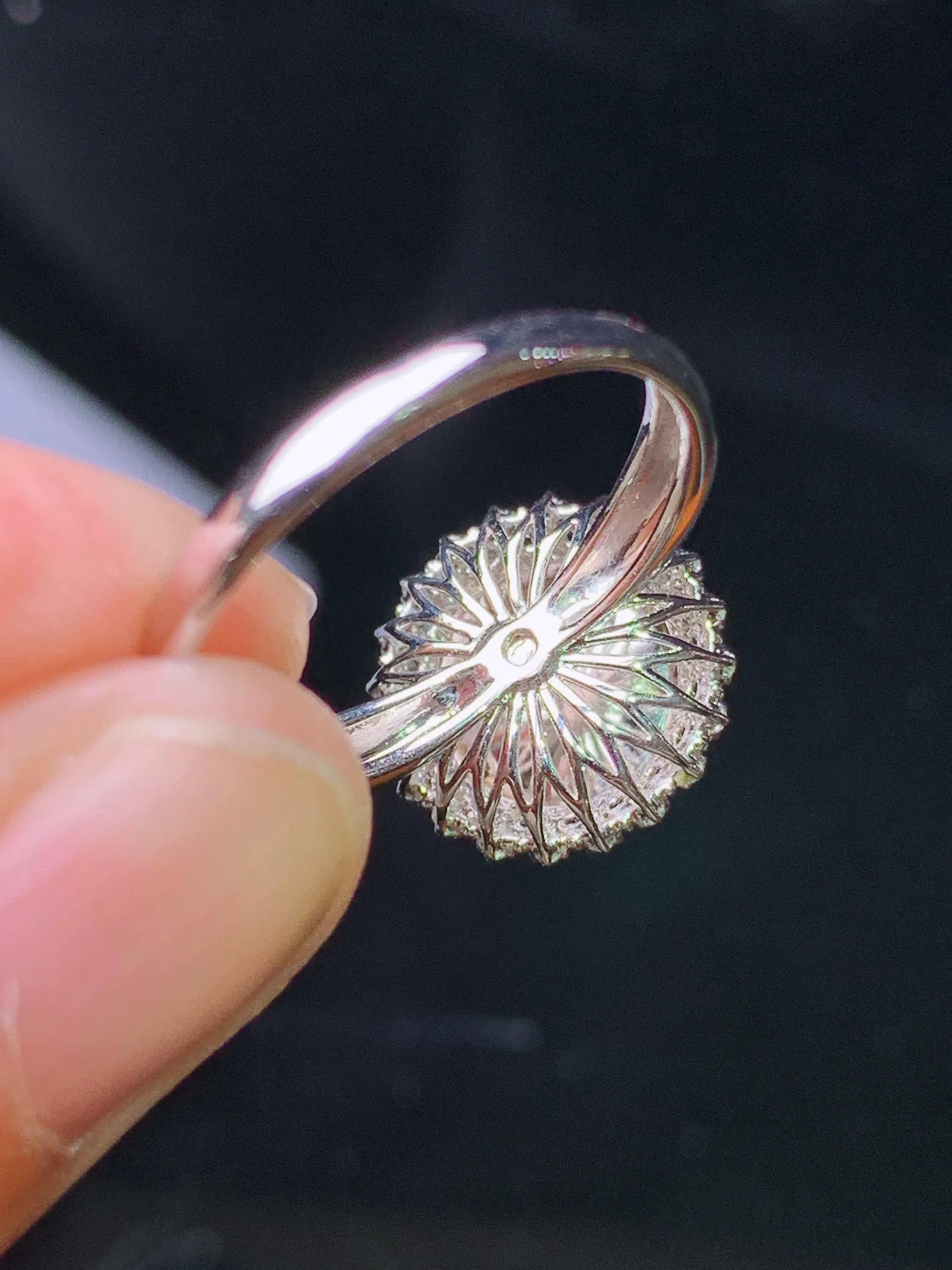 18k金钻镶嵌翠绿蛋面戒指 玉质细腻 色泽清新艳丽 圈口13.5 整体尺寸12.5*9