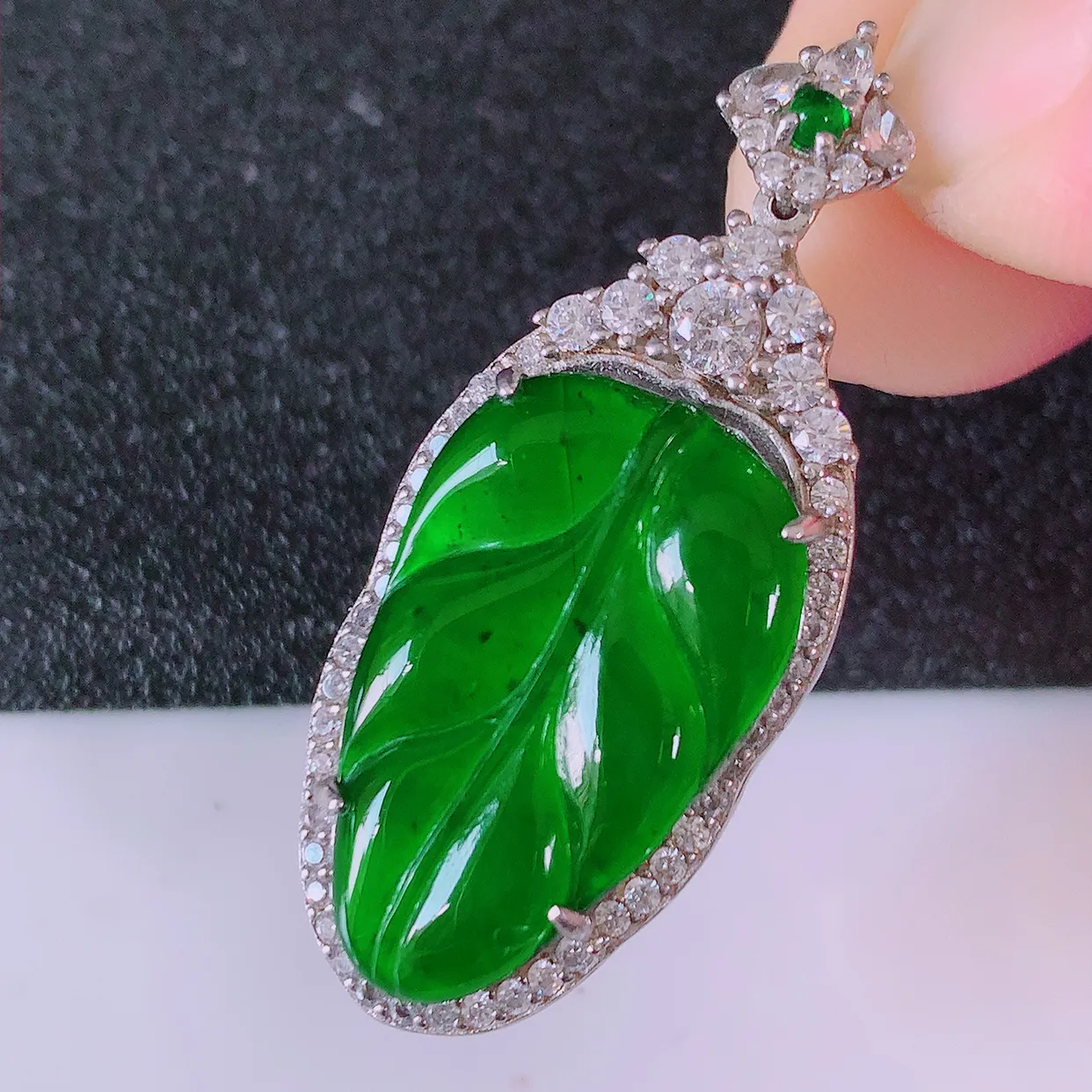 冰透满绿翡翠925银镶嵌叶子吊坠，自然光实拍，翠色灵动，颜色漂亮，种老水足，品相佳，佩戴佳品！#97