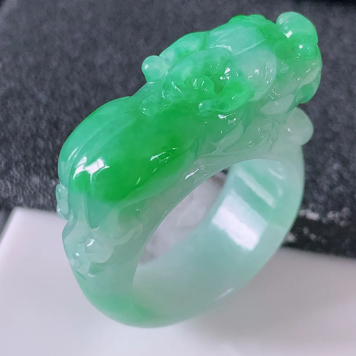自然光实拍，飘绿翡翠貔貅扳指，19.2mm内径翡翠扳指，冰润指环，玉扳指，戒指，财源滚滚，玉质细腻，20圈口，种水好！#1.4尺寸31.5*19.2*10*7.8