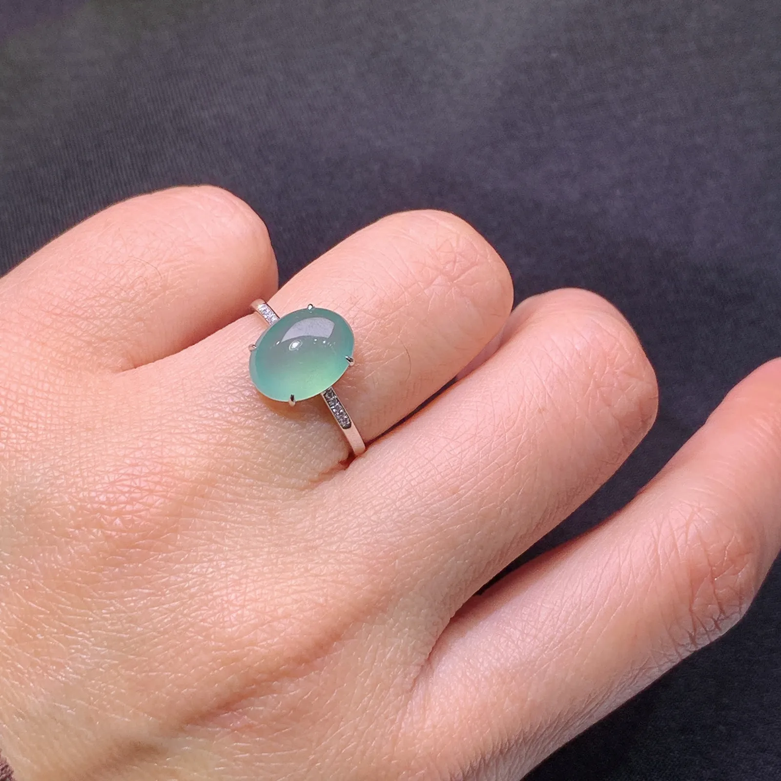 冰晴底蛋面戒指，18k金镶嵌，简约时尚，冰润细腻，种水足，By1 尺寸10.3*7.9*3.3 圈口14