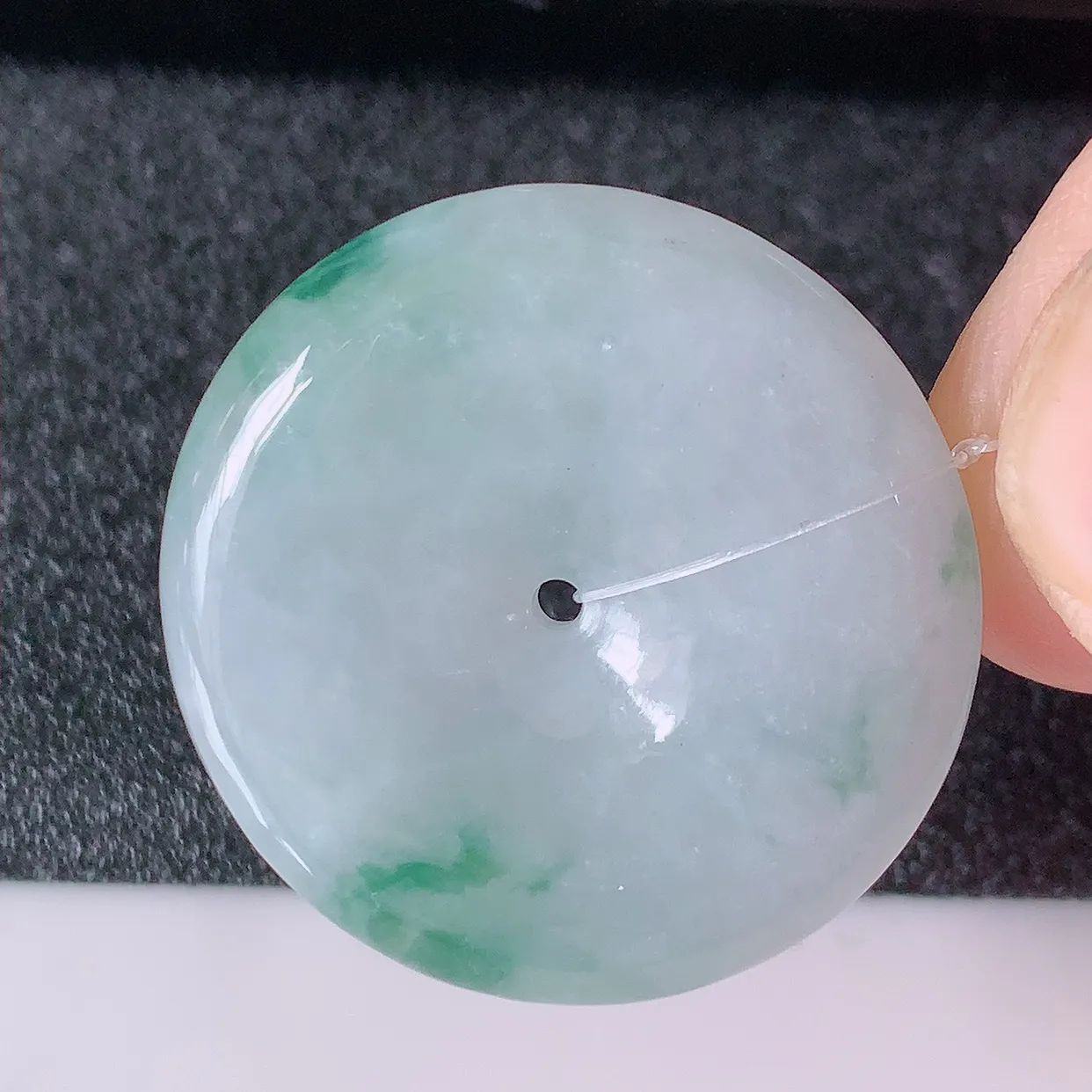 自然光实拍，冰润飘花翡翠平安扣吊坠，冰透，灵动飘逸，寓意平平安安，平安扣佩戴端庄漂亮！#49.4