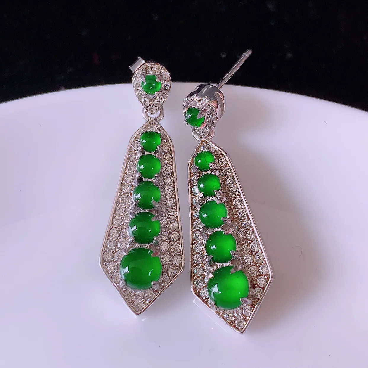 冰透满绿翡翠925银镶嵌耳坠，自然光实拍，翠色灵动，颜色漂亮，种老水足，品相佳，佩戴佳品！#97.4整体30*16*10*4.8取一裸石4.5*4.5