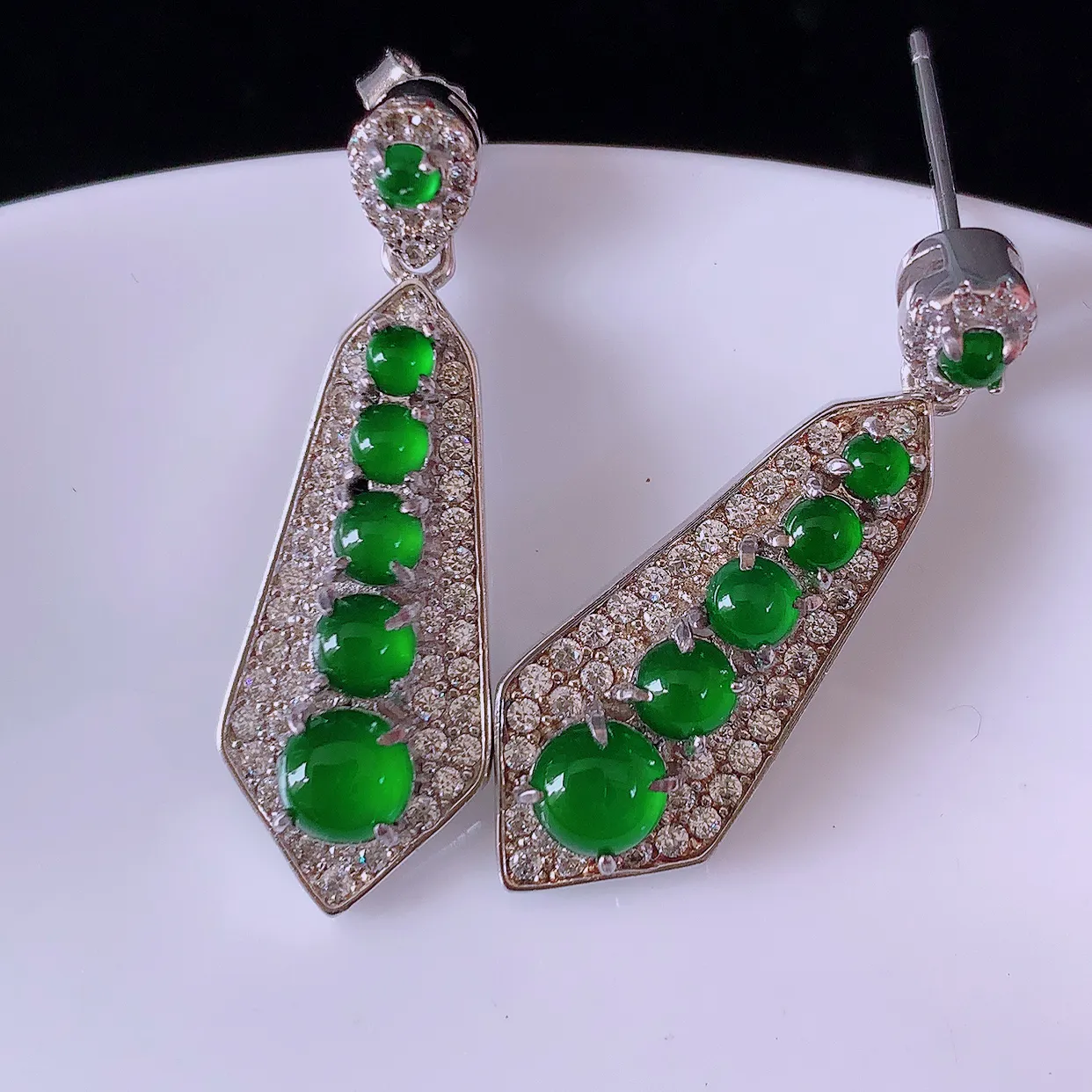 冰透满绿翡翠925银镶嵌耳坠，自然光实拍，翠色灵动，颜色漂亮，种老水足，品相佳，佩戴佳品！#97.4整体30*16*10*4.8取一裸石4.5*4.5