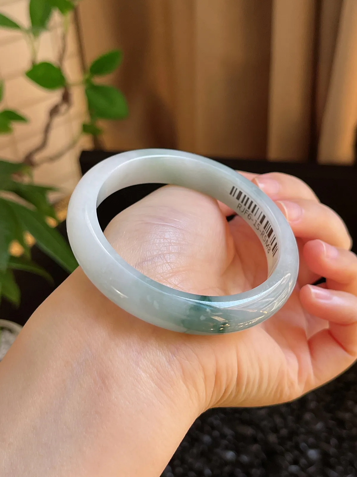 正圈56.8圈口，翡翠糯化种飘绿手镯