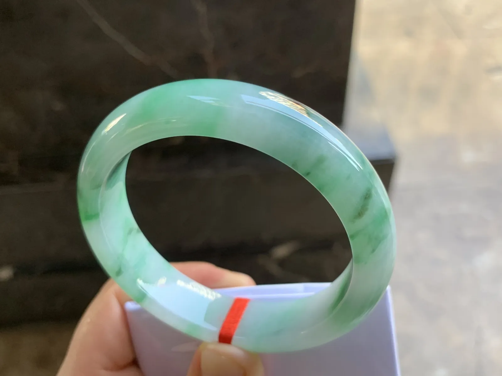 56.5-13.6-8.4mm
带色手镯 底子细腻 颜色漂亮 性价比推荐