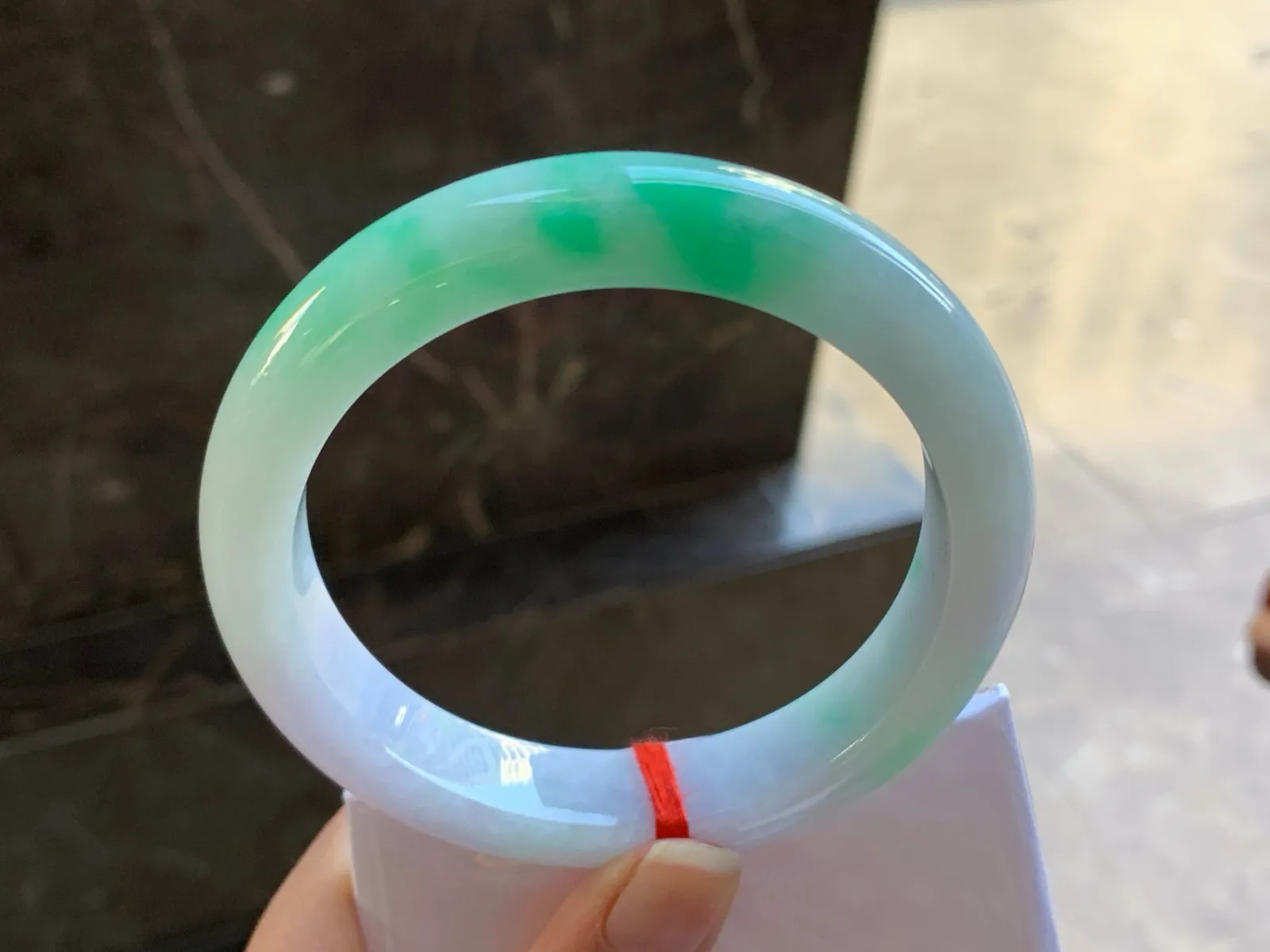 61.5-13.3-9.3

带色大圈手镯^_^色阳 玉质温润